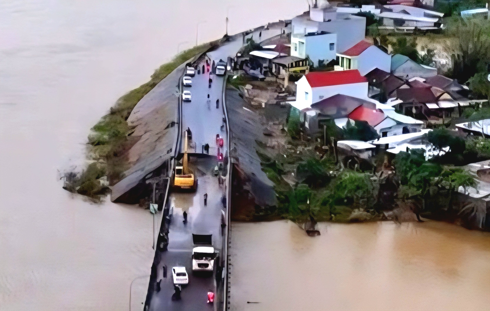 Đắk Lắk: Nỗ lực nối lại mạch máu giao thông cầu Lò Gốm, mở đường cứu trợ vùng ngập lũ- Ảnh 6.