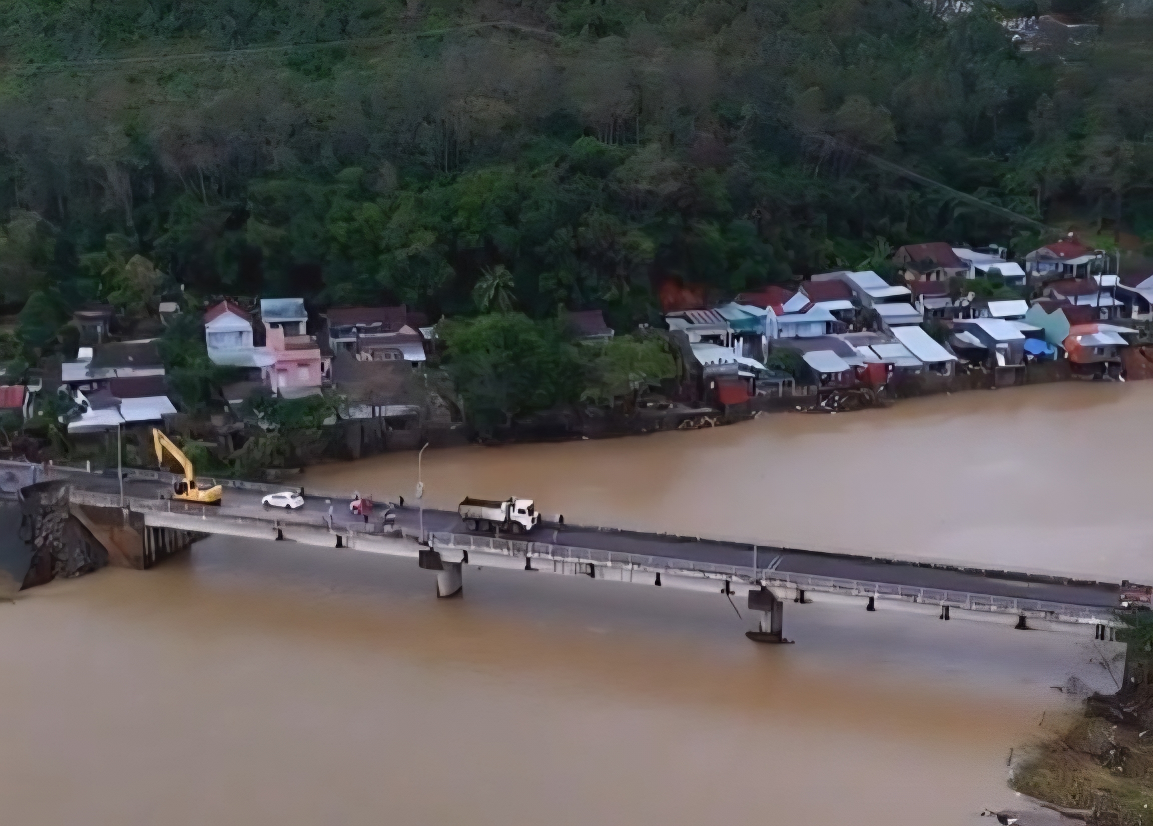 Đắk Lắk: Nỗ lực nối lại mạch máu giao thông cầu Lò Gốm, mở đường cứu trợ vùng ngập lũ- Ảnh 1.