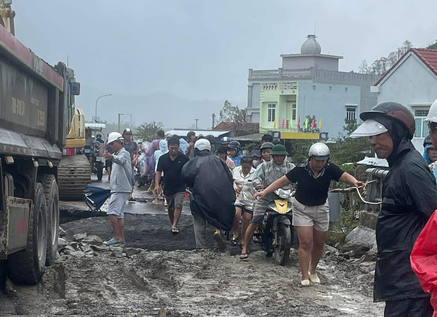 Đắk Lắk: Nỗ lực nối lại mạch máu giao thông cầu Lò Gốm, mở đường cứu trợ vùng ngập lũ- Ảnh 10.