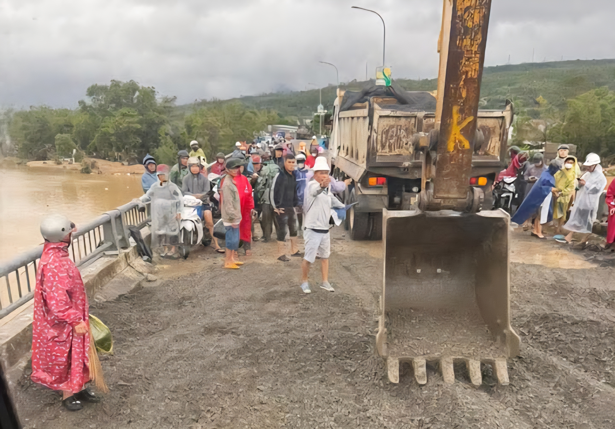 Đắk Lắk: Nỗ lực nối lại mạch máu giao thông cầu Lò Gốm, mở đường cứu trợ vùng ngập lũ- Ảnh 4.