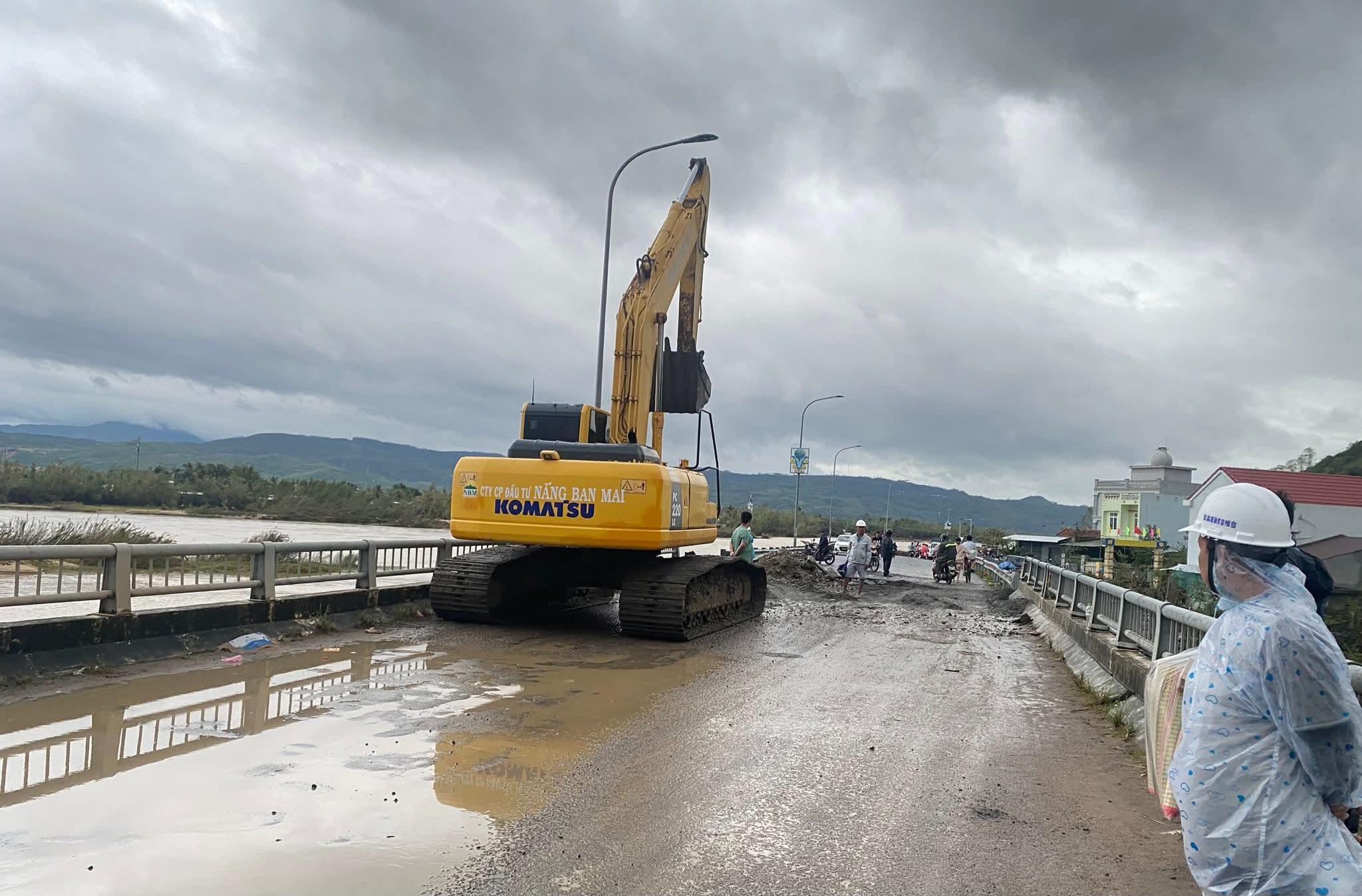 Đắk Lắk: Nỗ lực nối lại mạch máu giao thông cầu Lò Gốm, mở đường cứu trợ vùng ngập lũ- Ảnh 5.