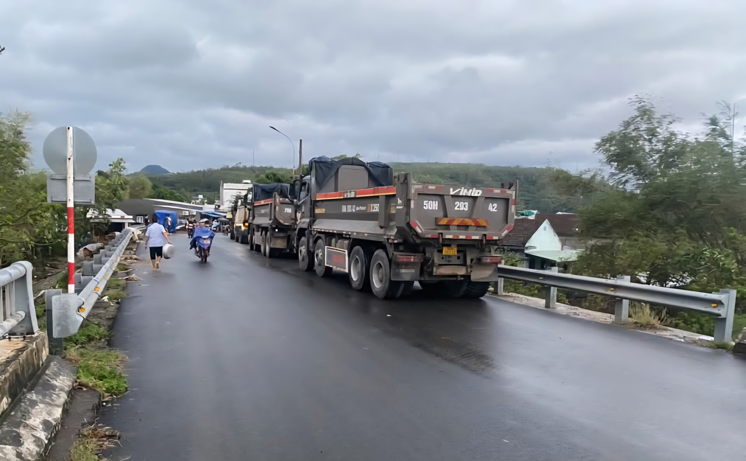 Đắk Lắk: Nỗ lực nối lại mạch máu giao thông cầu Lò Gốm, mở đường cứu trợ vùng ngập lũ- Ảnh 3.