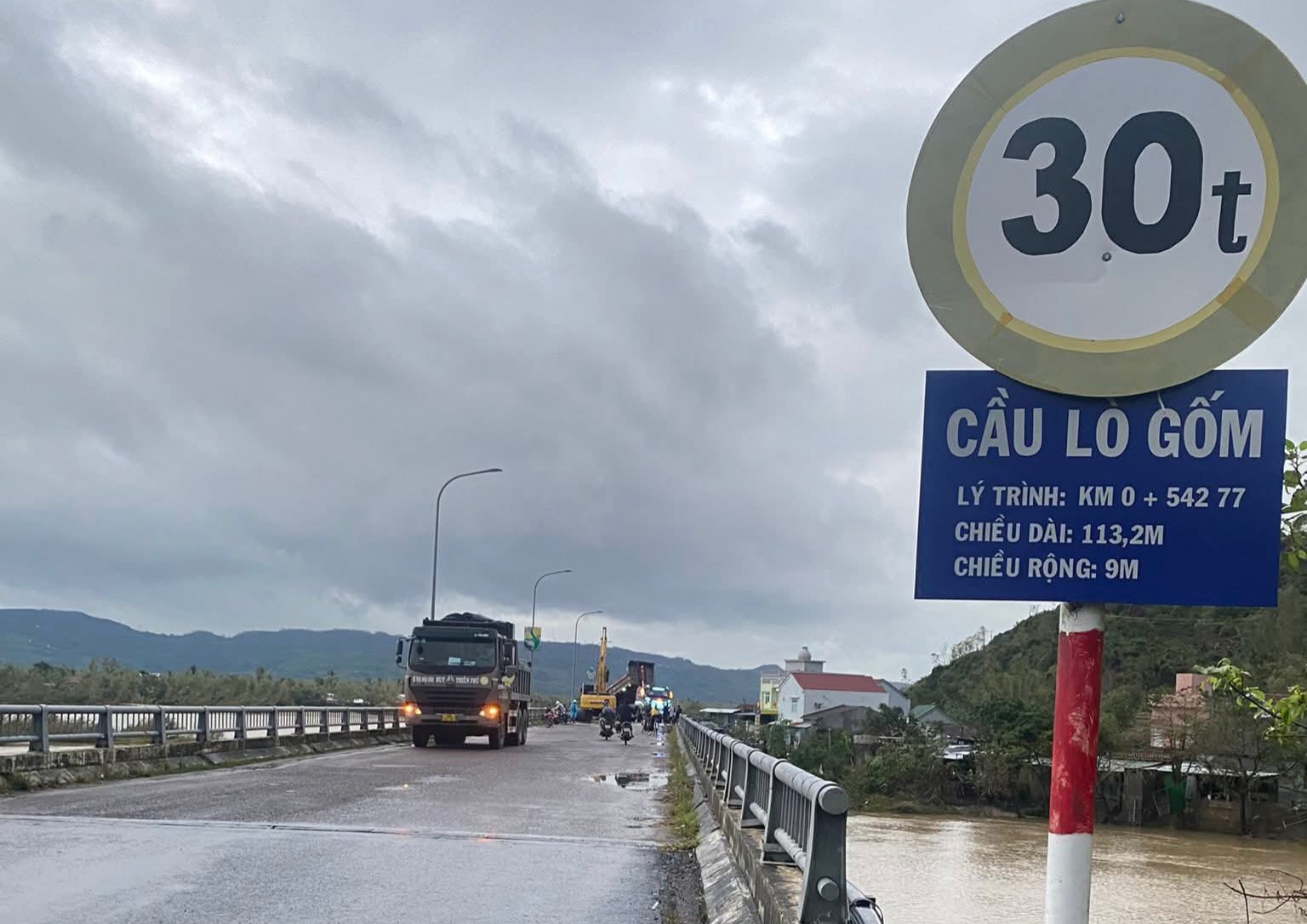 Đắk Lắk: Nỗ lực nối lại mạch máu giao thông cầu Lò Gốm, mở đường cứu trợ vùng ngập lũ- Ảnh 2.