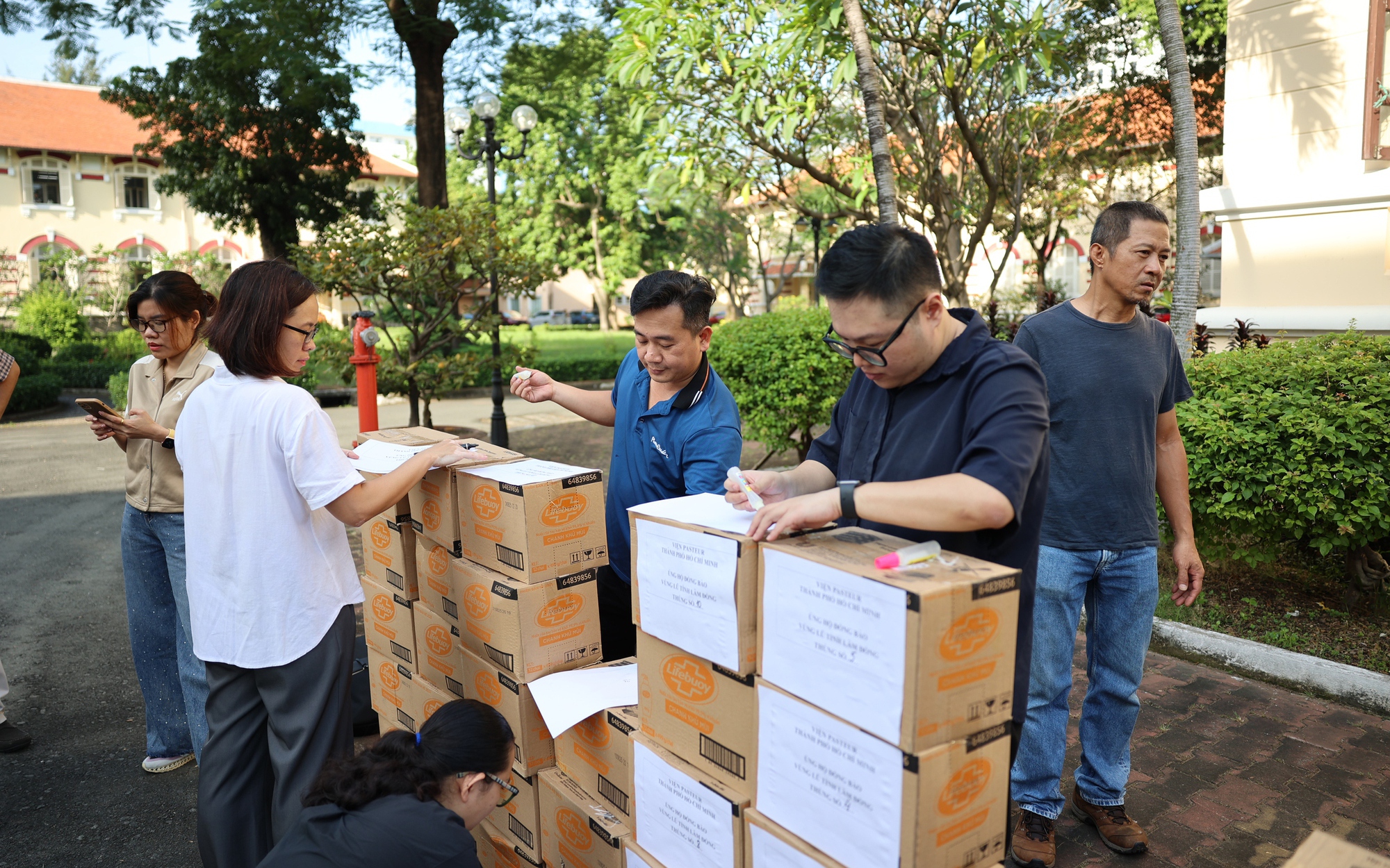 Hàng ngàn tấn hàng, nhân viên y tế sẵn sàng hỗ trợ vùng lũ