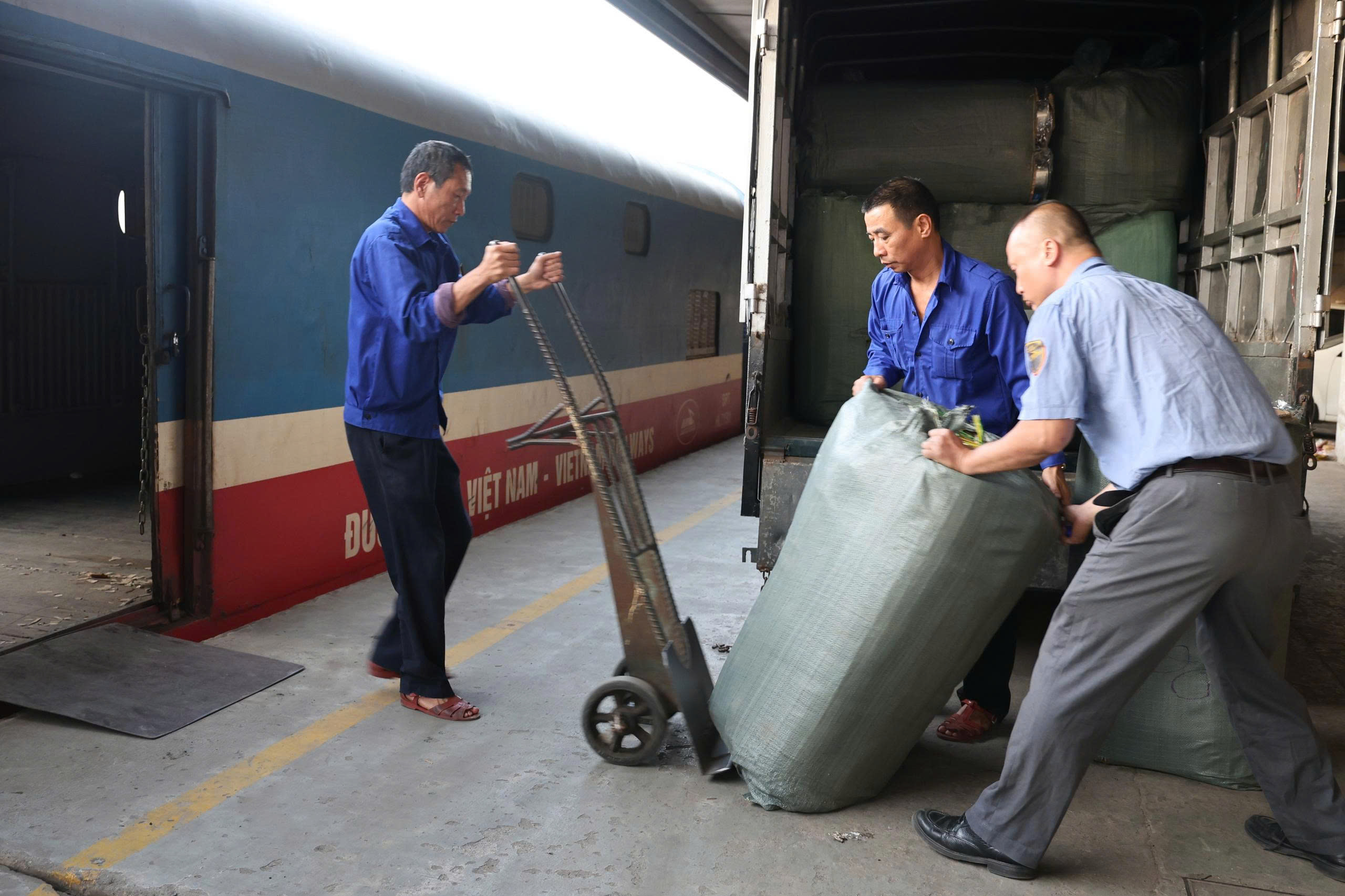 Hơn 15.000 kiện hàng cứu trợ được đường sắt chuyển miễn phí đến người dân vùng bão lũ- Ảnh 1.