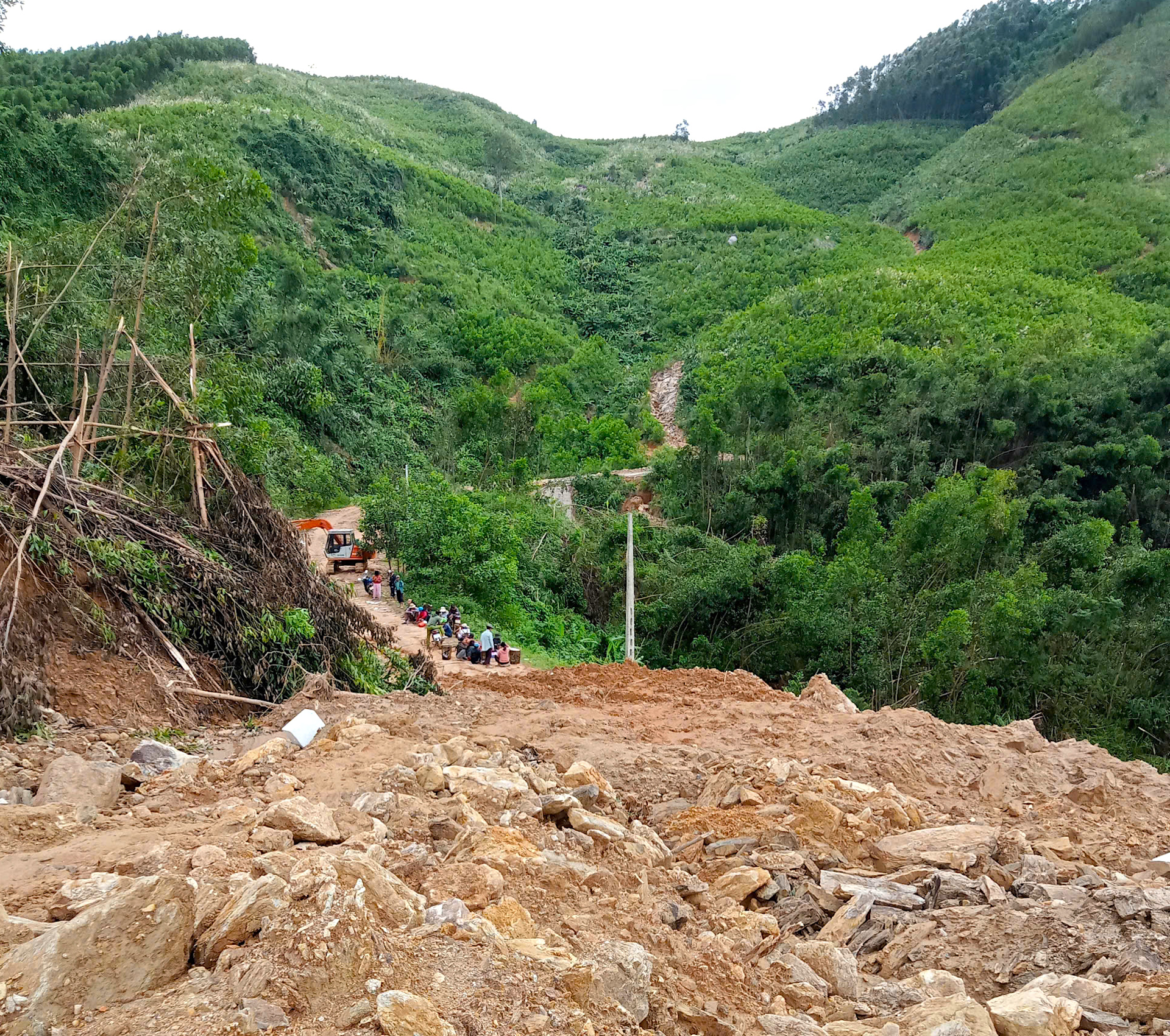 Quảng Ngãi: Đường sụp thành vực sâu, hàng trăm hộ dân bị chia cắt- Ảnh 12.
