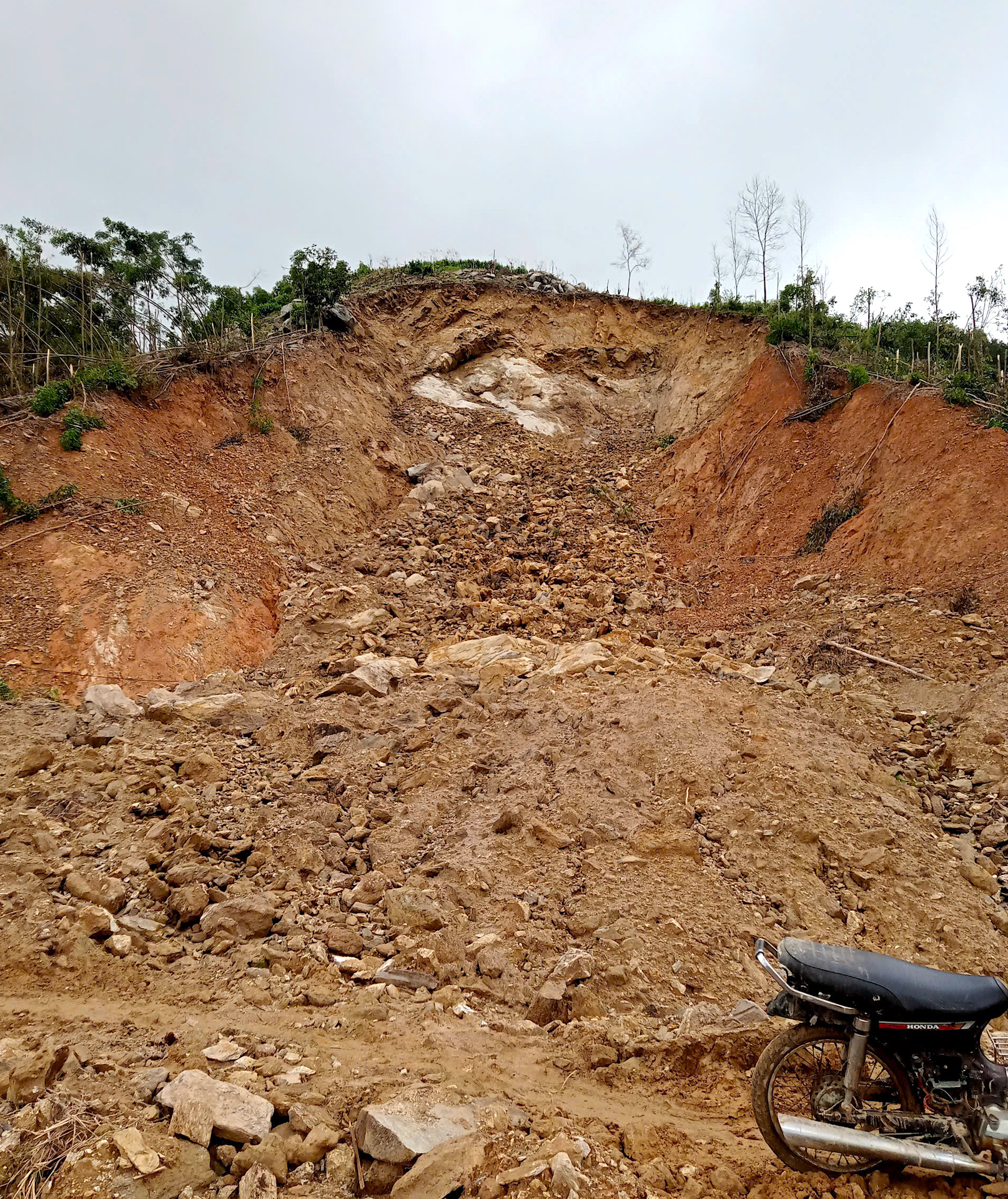 Quảng Ngãi: Đường sụp thành vực sâu, hàng trăm hộ dân bị chia cắt- Ảnh 10.