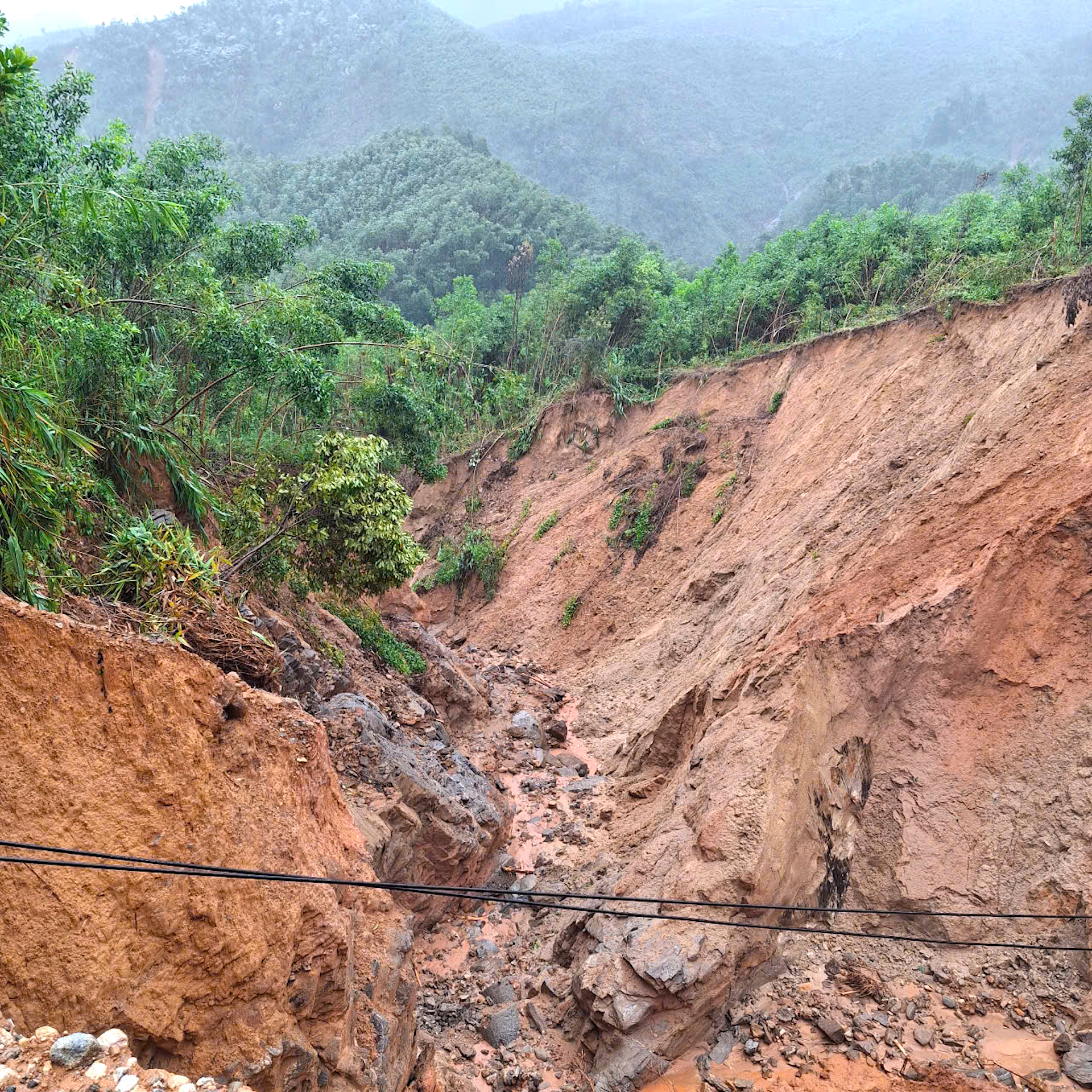 Quảng Ngãi: Đường sụp thành vực sâu, hàng trăm hộ dân bị chia cắt- Ảnh 4.