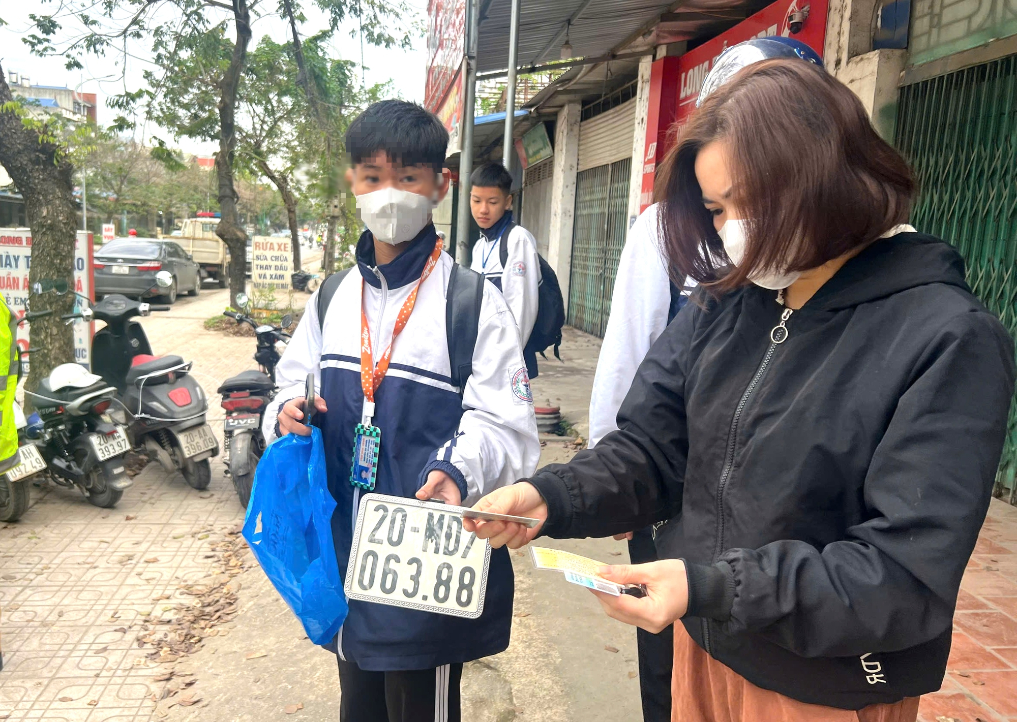 Cảnh sát giao thông Thái Nguyên xử lý nhiều học sinh vi phạm trong đợt cao điểm- Ảnh 2.