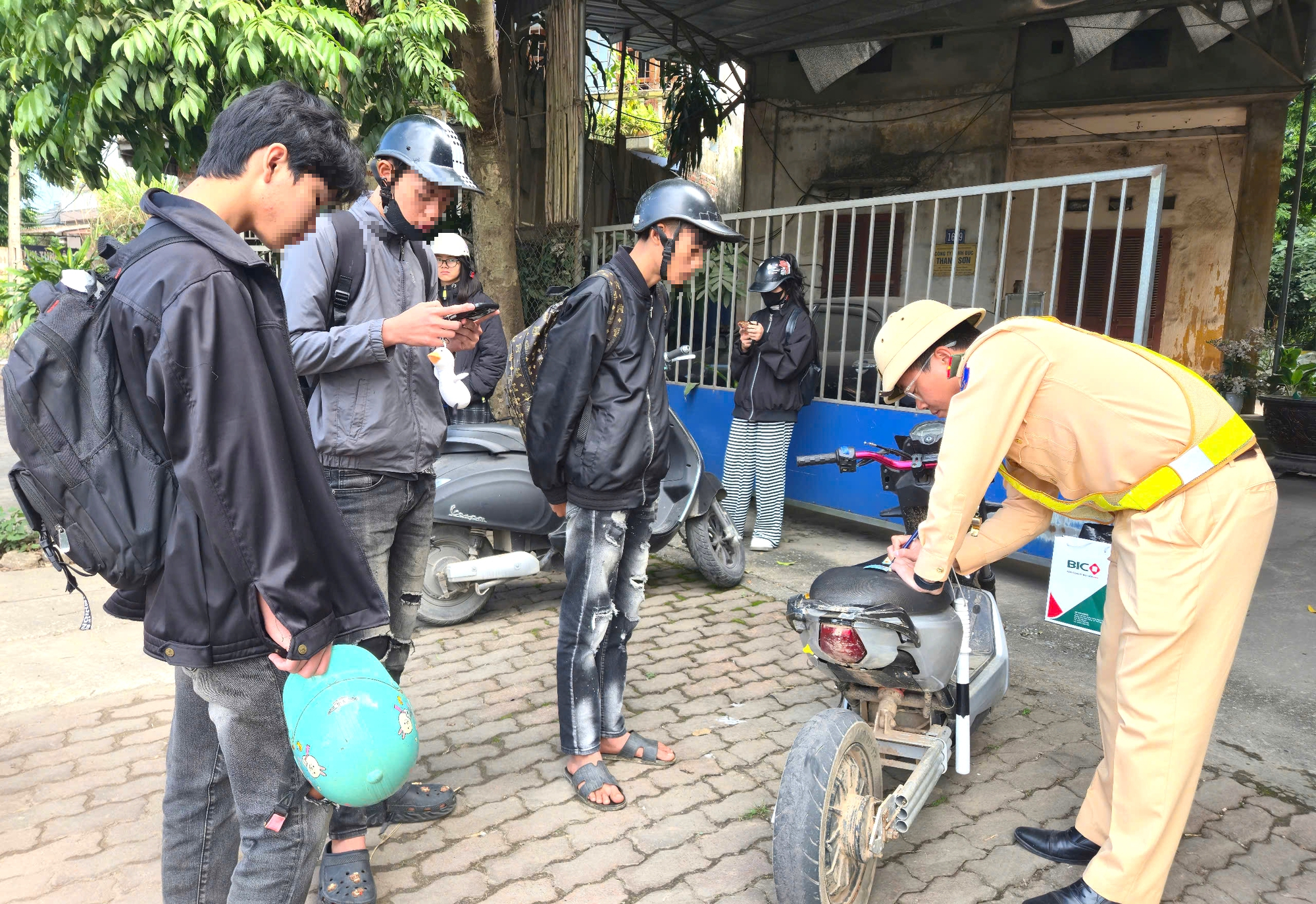Cảnh sát giao thông Thái Nguyên xử lý nhiều học sinh vi phạm trong đợt cao điểm- Ảnh 3.