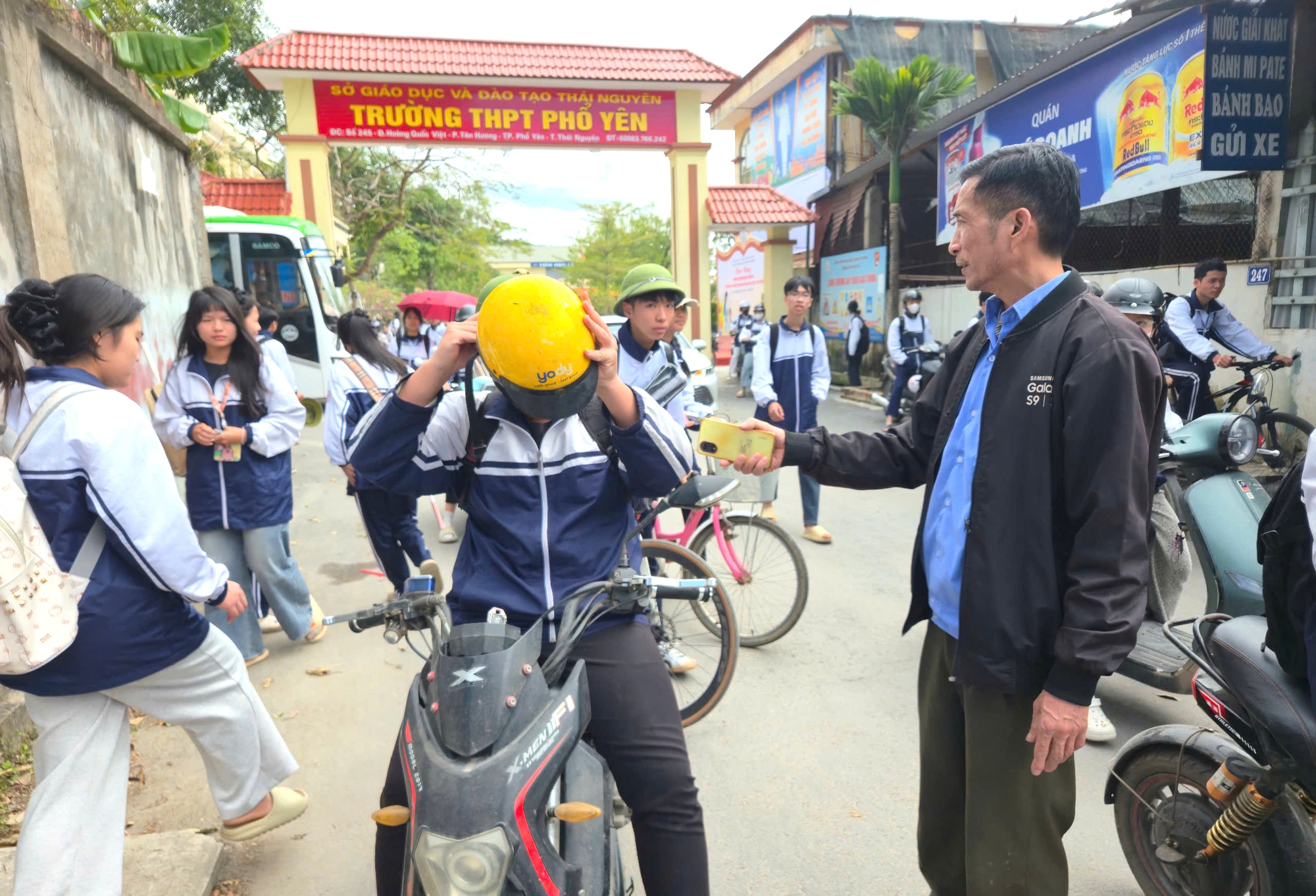 Cảnh sát giao thông Thái Nguyên xử lý nhiều học sinh vi phạm trong đợt cao điểm- Ảnh 4.