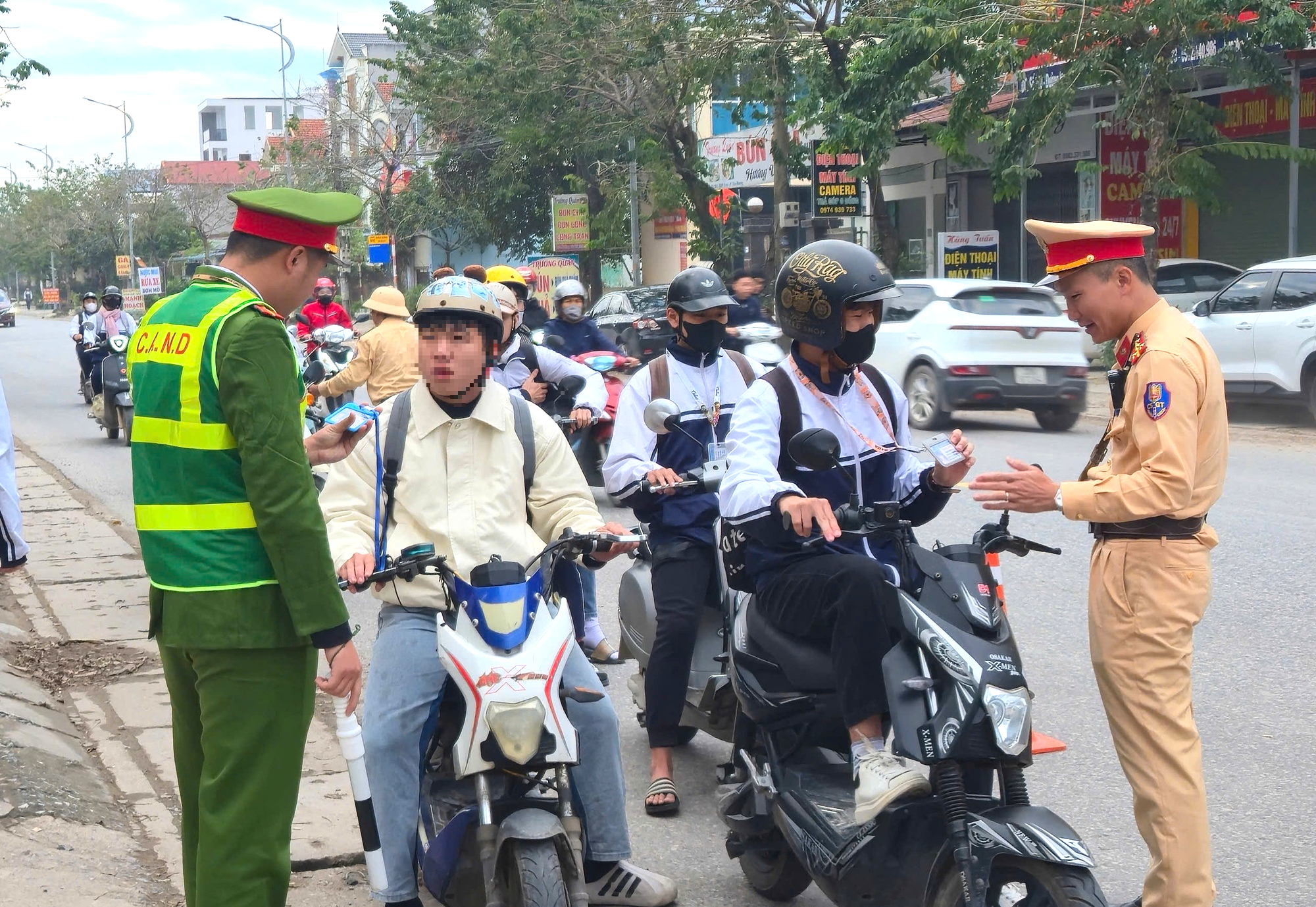 Cảnh sát giao thông Thái Nguyên xử lý nhiều học sinh vi phạm trong đợt cao điểm- Ảnh 6.