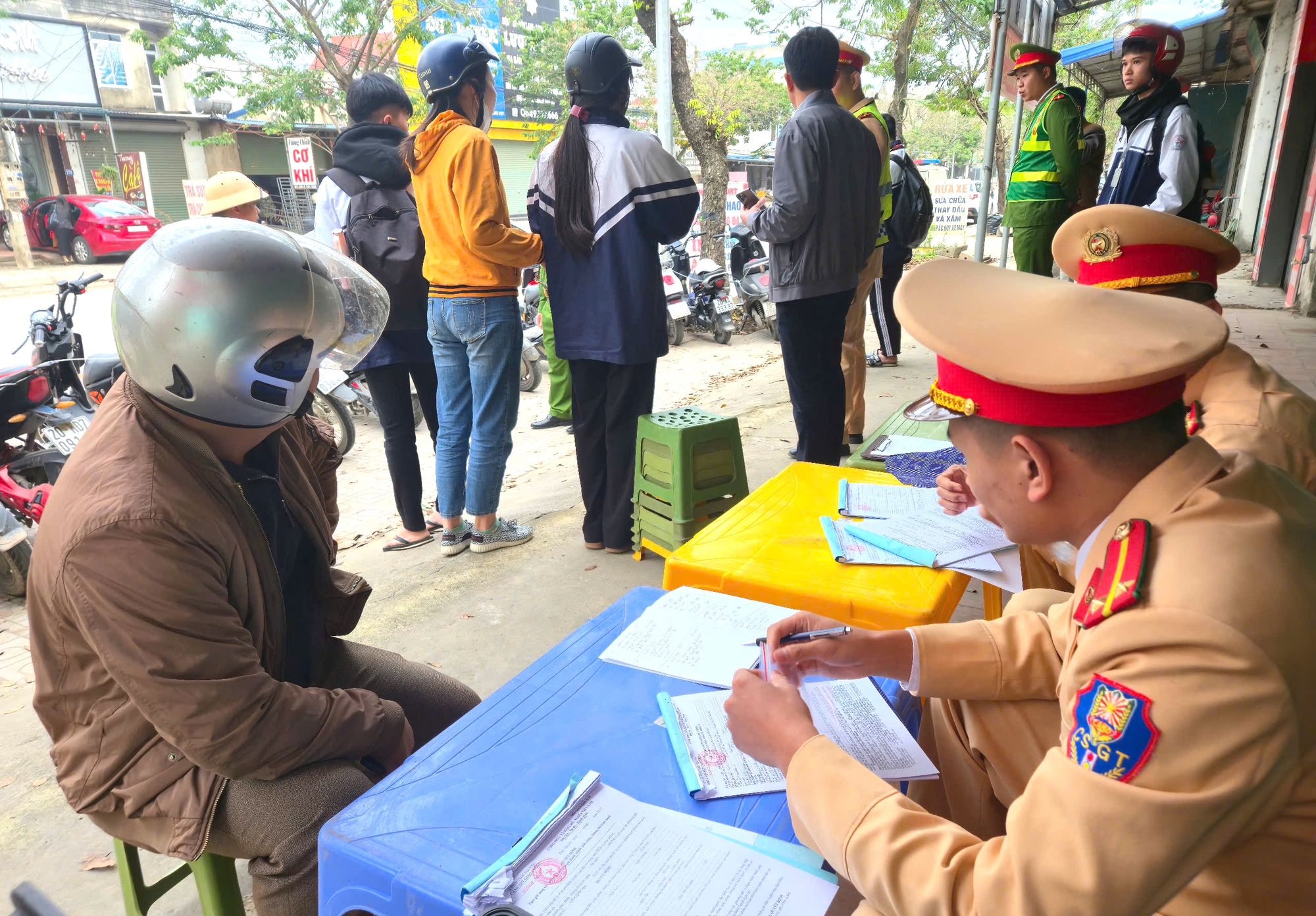 Cảnh sát giao thông Thái Nguyên xử lý nhiều học sinh vi phạm trong đợt cao điểm- Ảnh 5.