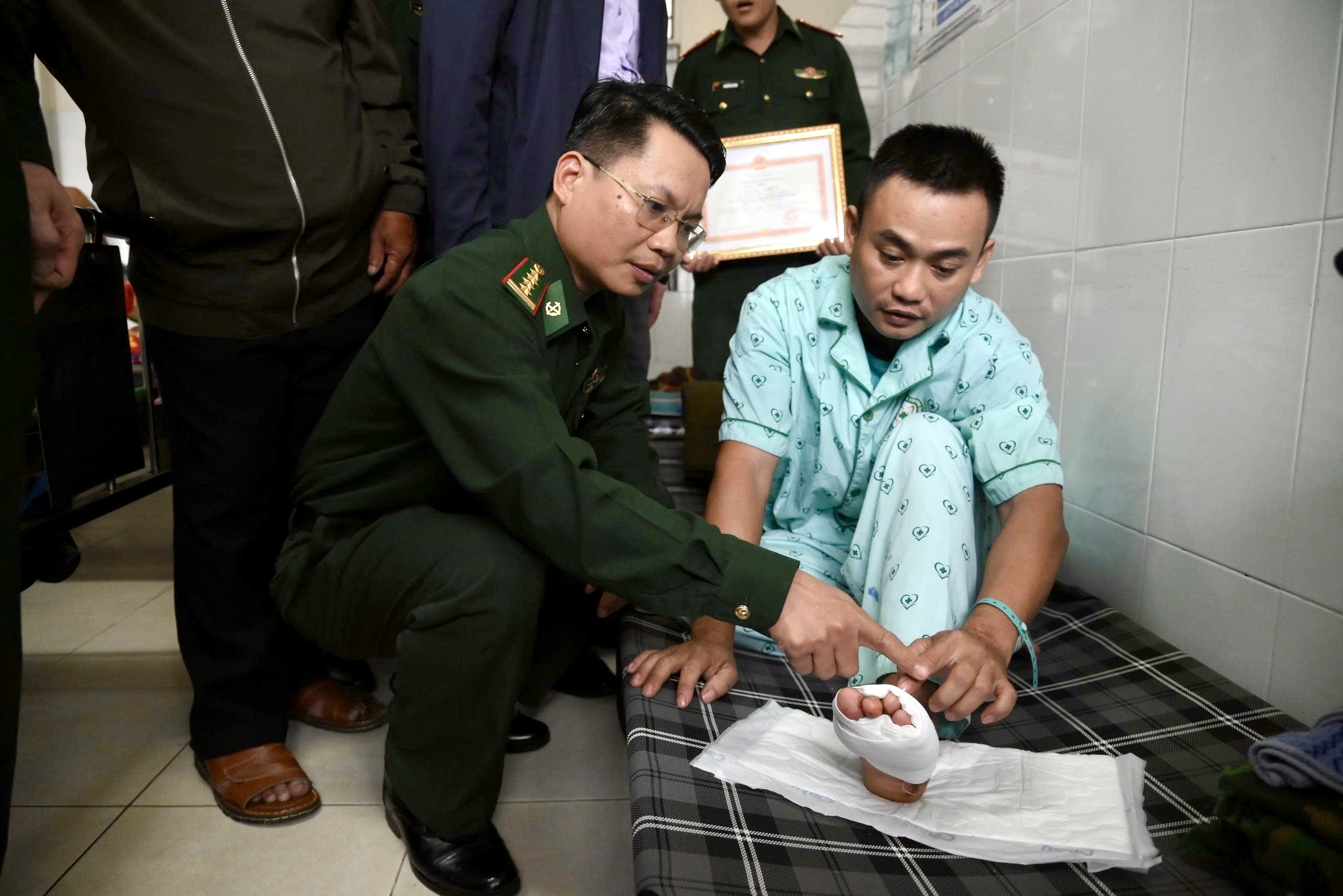 Gia Lai: Khen thưởng thiếu tá biên phòng quên mình cứu dân trong lũ dữ- Ảnh 2.