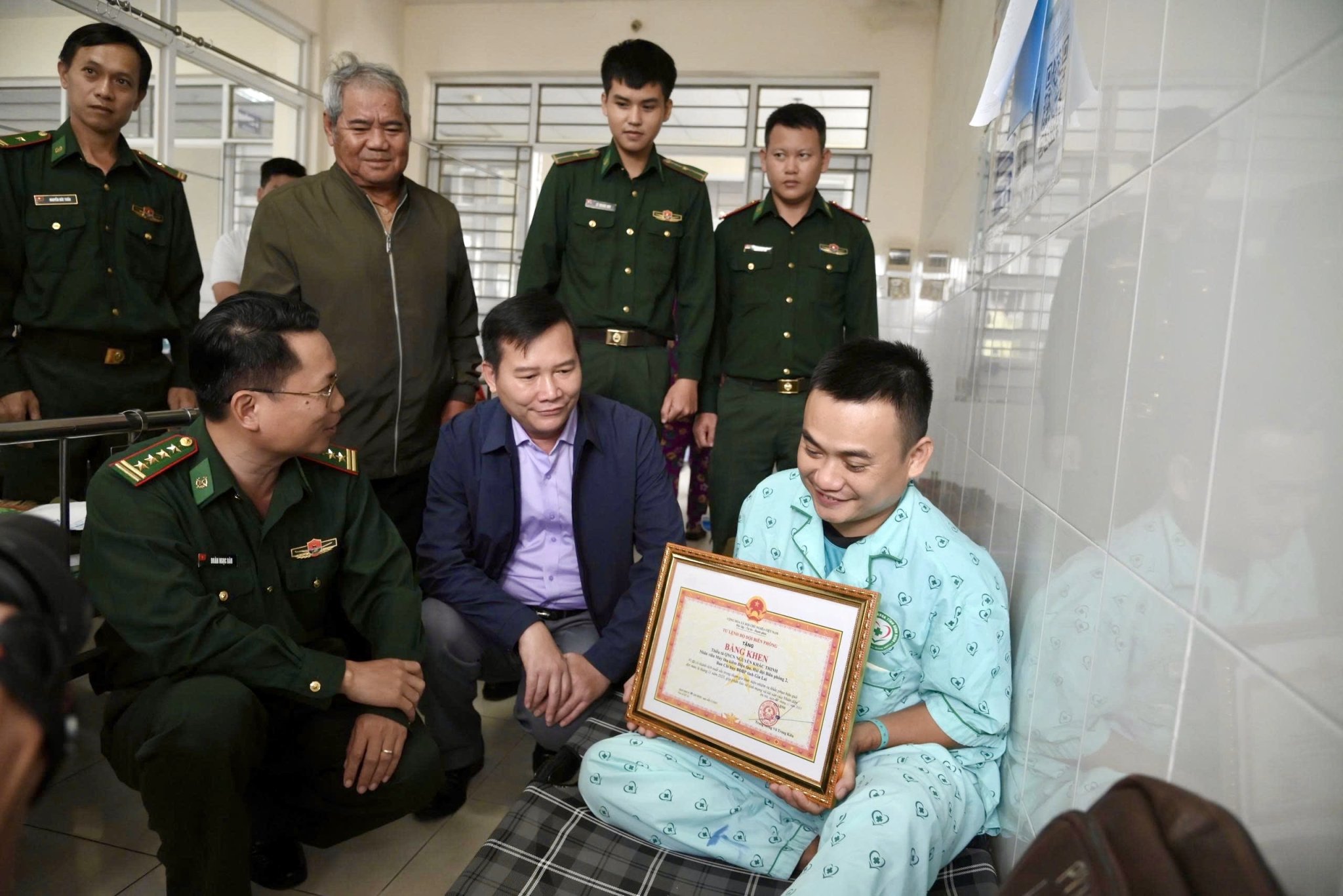 Gia Lai: Khen thưởng thiếu tá biên phòng quên mình cứu dân trong lũ dữ- Ảnh 1.