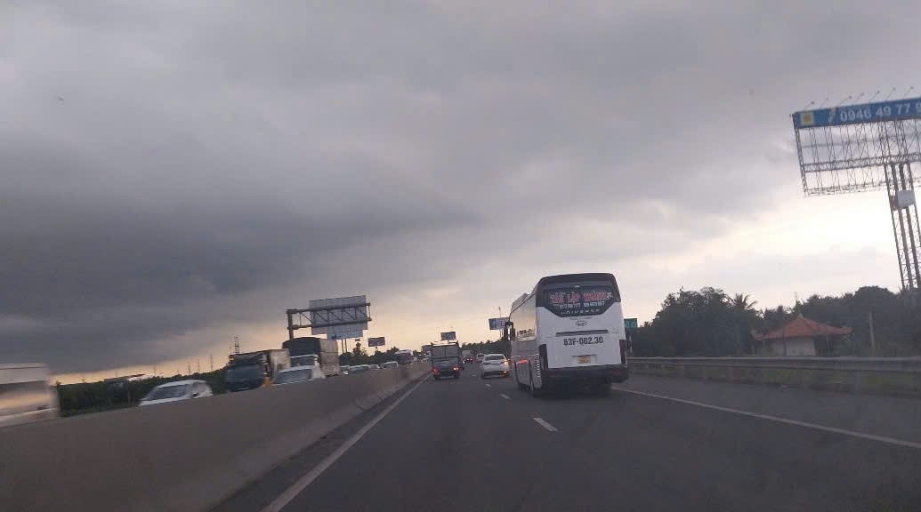 Trích xuất camera điều tra vụ người đàn ông nằm bất động trên cao tốc qua Đồng Tháp- Ảnh 1.