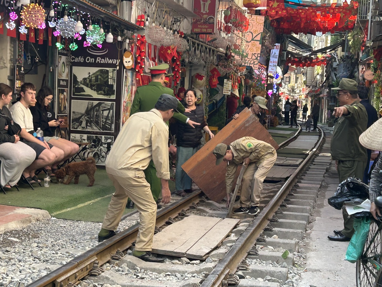 Hà Nội: Tiếp tục kiểm tra, xử lý vi phạm tại “phố cà phê đường tàu” Khâm Thiên - Lê Duẩn- Ảnh 4.