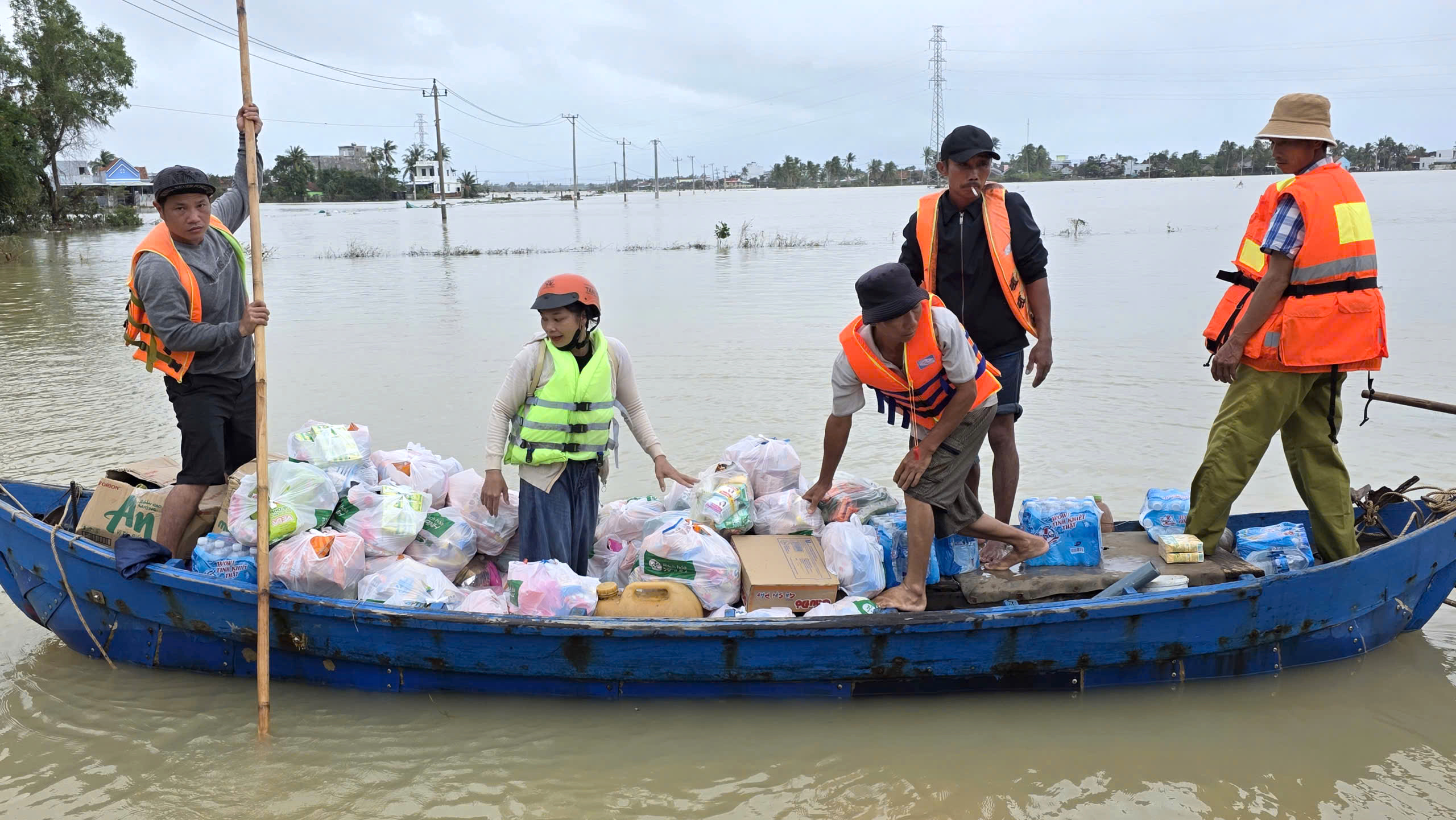 Dồn lực cứu trợ tâm lũ Phú Yên, giúp người dân vực dậy cuộc sống sau lũ- Ảnh 3.