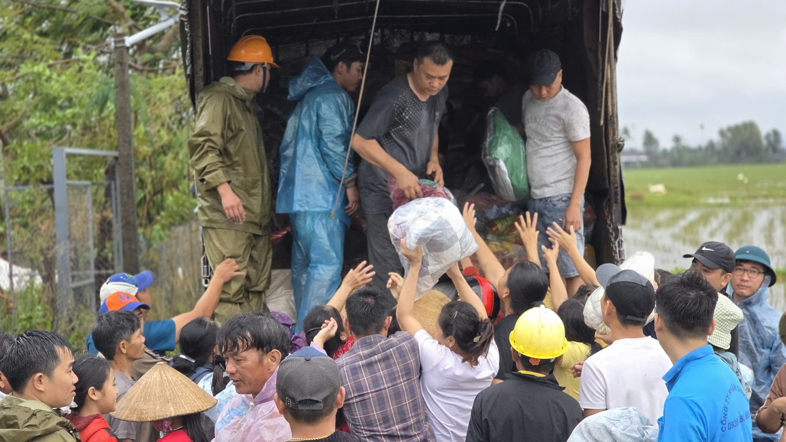 Dồn lực cứu trợ tâm lũ Phú Yên, giúp người dân vực dậy cuộc sống sau lũ- Ảnh 5.