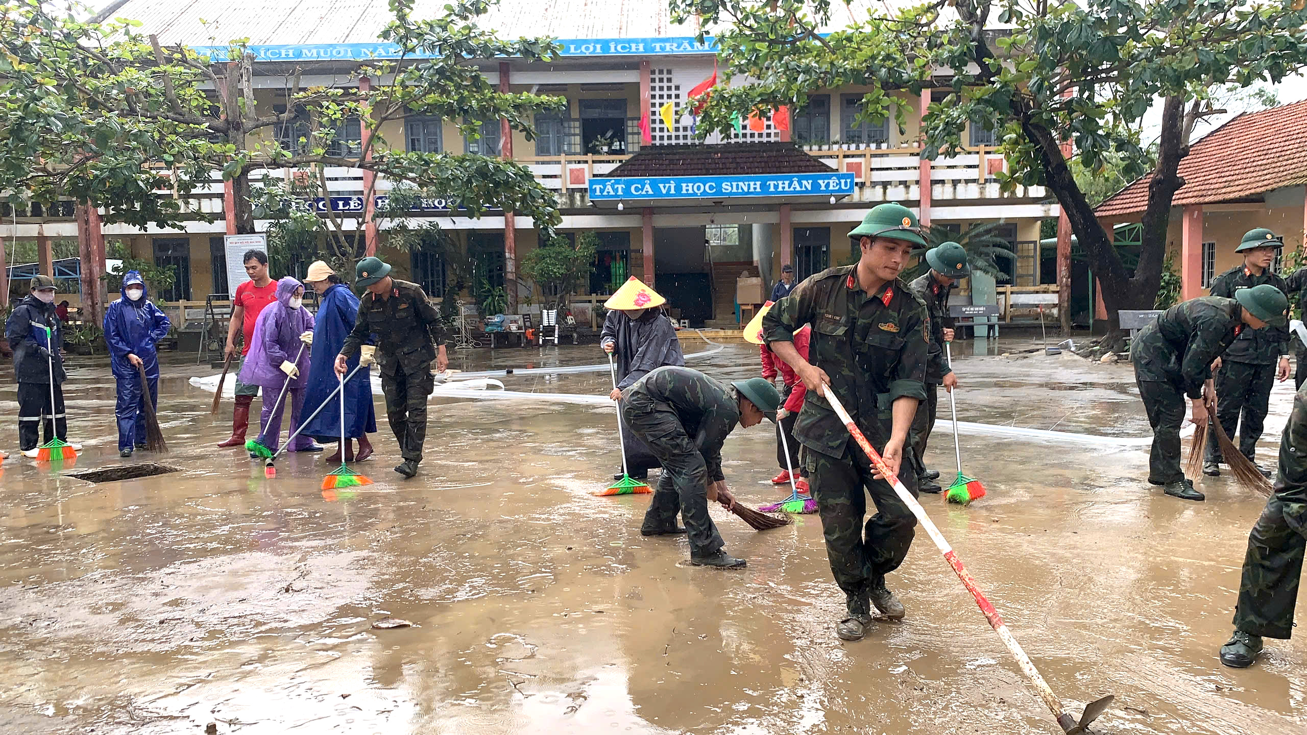Dồn lực cứu trợ tâm lũ Phú Yên, giúp người dân vực dậy cuộc sống sau lũ- Ảnh 6.