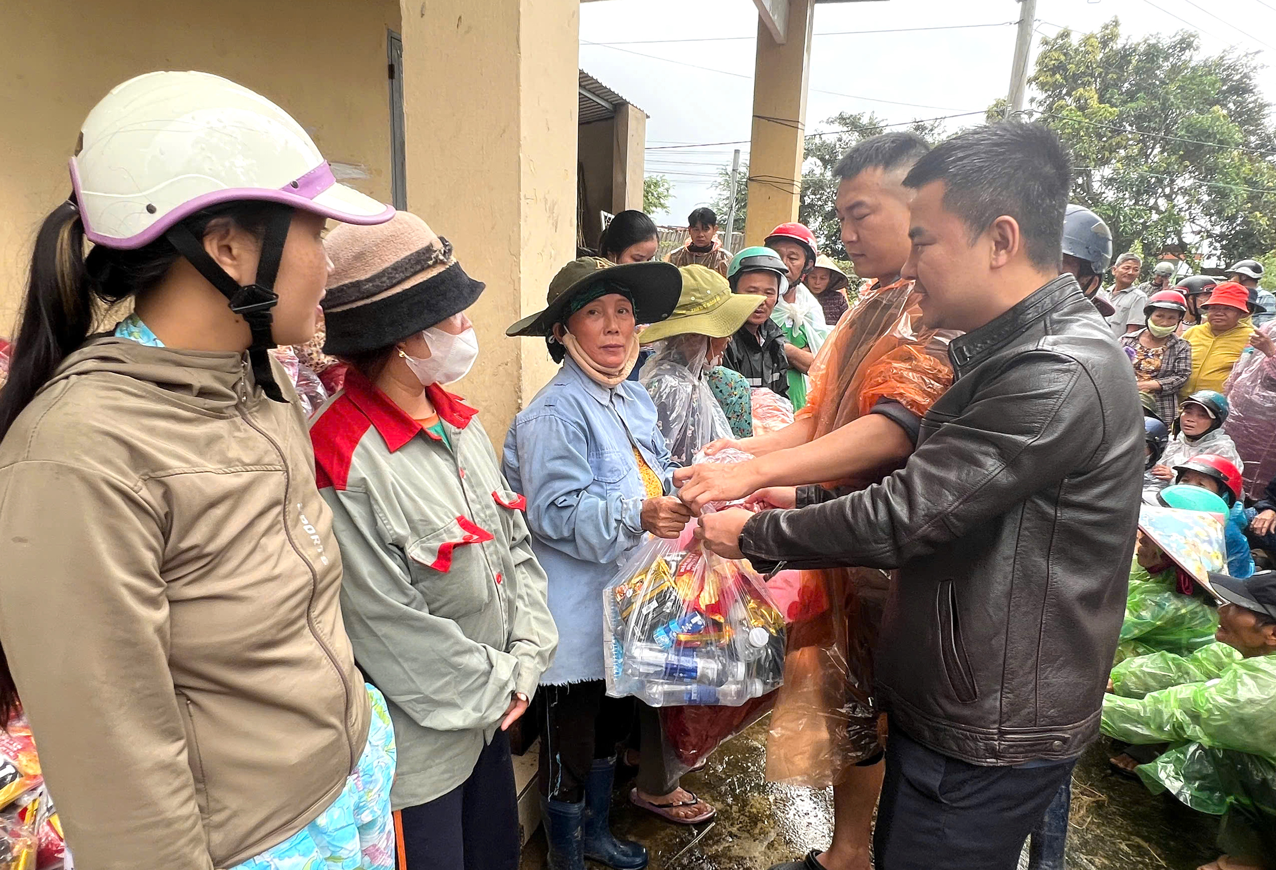 Dồn lực cứu trợ tâm lũ Phú Yên, giúp người dân vực dậy cuộc sống sau lũ- Ảnh 2.