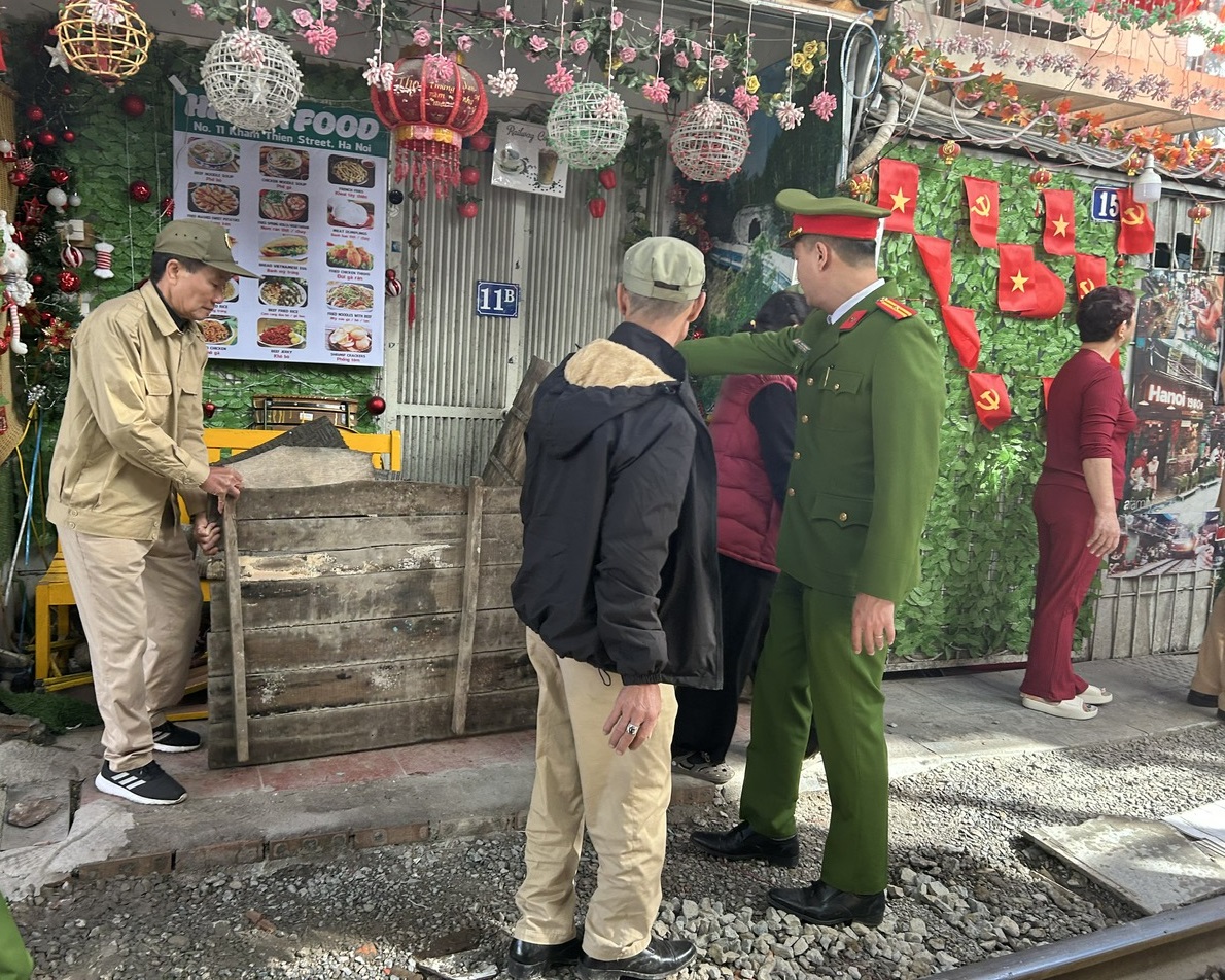 Hà Nội: Tiếp tục kiểm tra, xử lý vi phạm tại “phố cà phê đường tàu” Khâm Thiên - Lê Duẩn- Ảnh 3.
