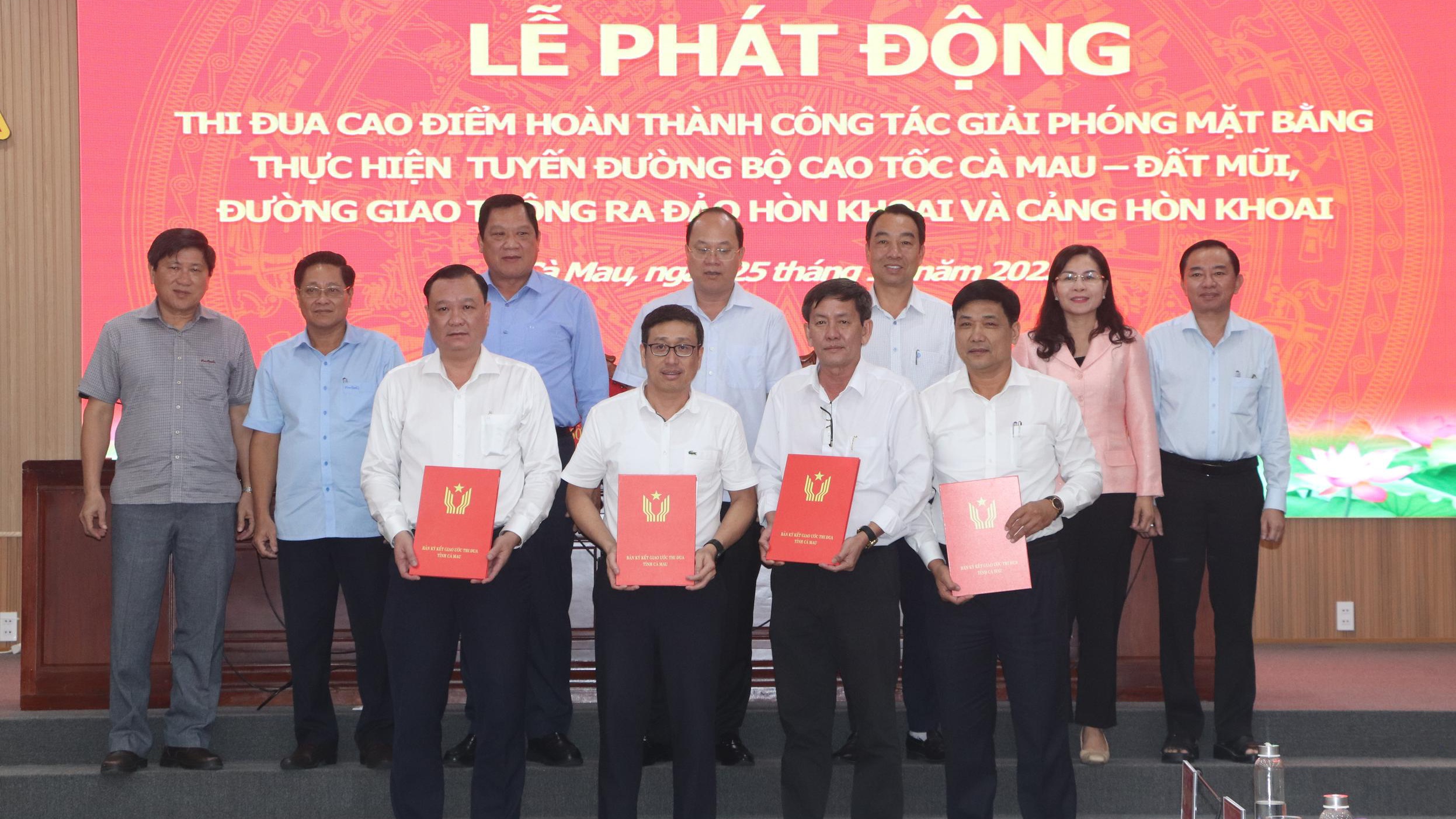 Phát động thi đua cao điểm giải phóng mặt bằng cao tốc Cà Mau - Đất Mũi, cảng Hòn Khoai- Ảnh 1. Phát động thi đua cao điểm giải phóng mặt bằng cao tốc Cà Mau - Đất Mũi, cảng Hòn Khoai- Ảnh 1.