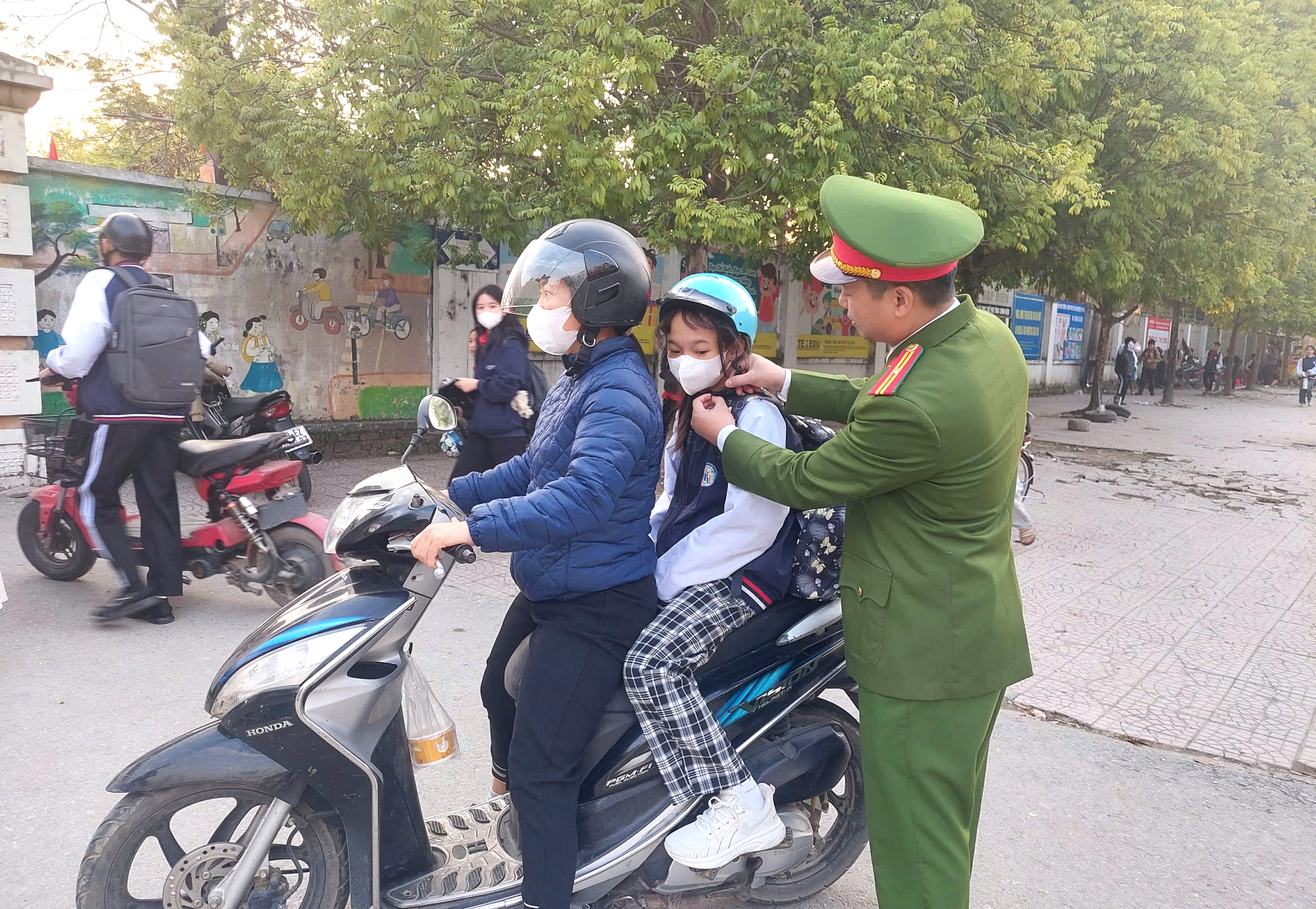 Phú Thọ: Phát huy hiệu quả mô hình “Cổng trường an toàn giao thông”- Ảnh 3. Phú Thọ: Phát huy hiệu quả mô hình “Cổng trường an toàn giao thông”- Ảnh 3.