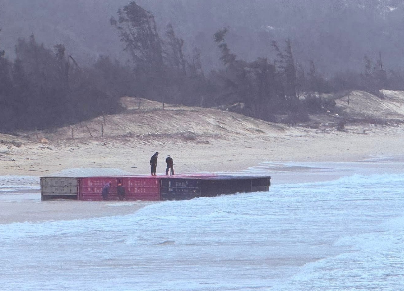 20 container rơi trên vùng biển Đà Nẵng, xử lý thế nào?- Ảnh 1.