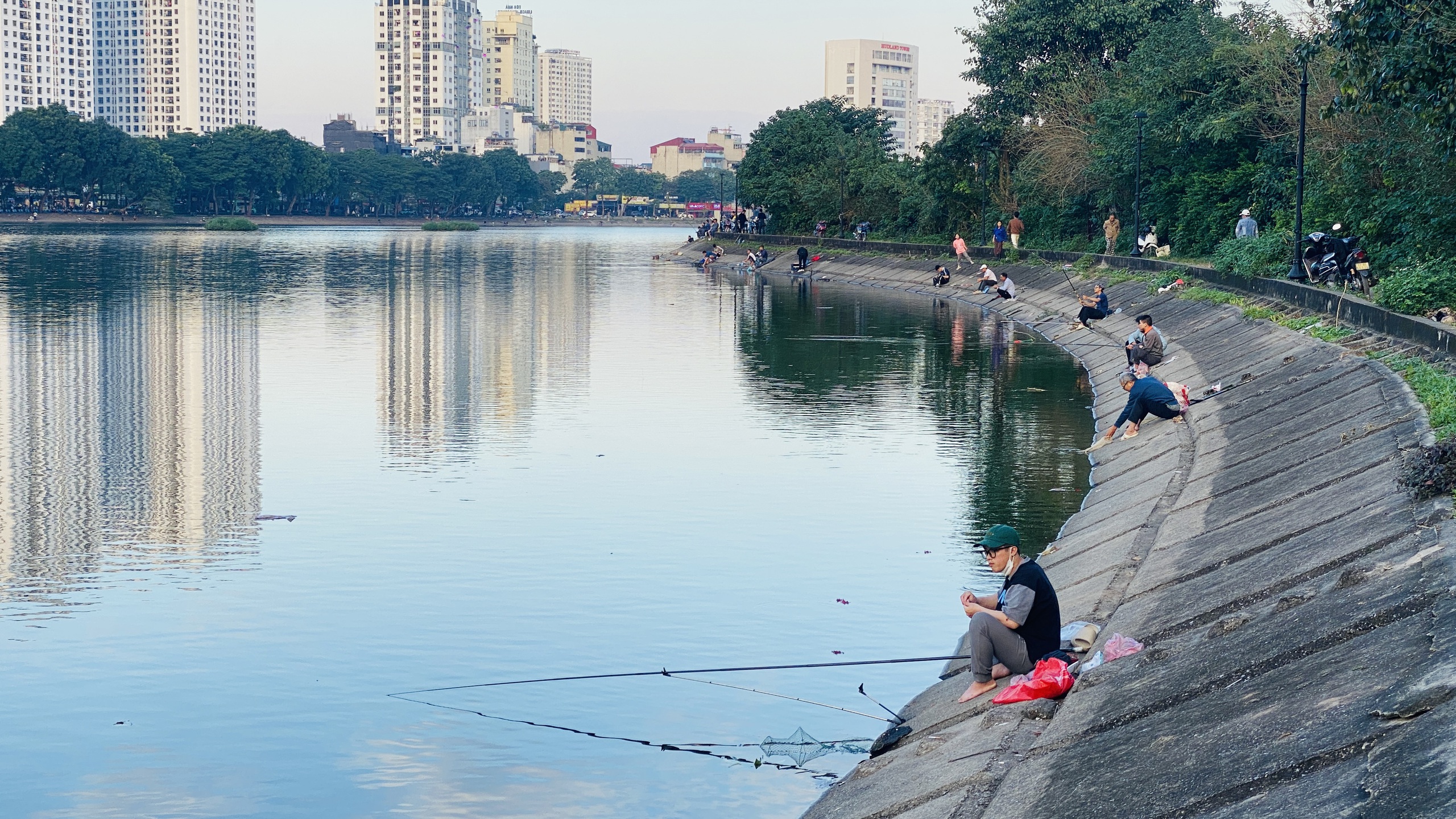 Hồ Linh Đàm ngập ngụa rác, công nhân căng mình dọn dẹp- Ảnh 3. Hồ Linh Đàm ngập ngụa rác, công nhân căng mình dọn dẹp- Ảnh 3.