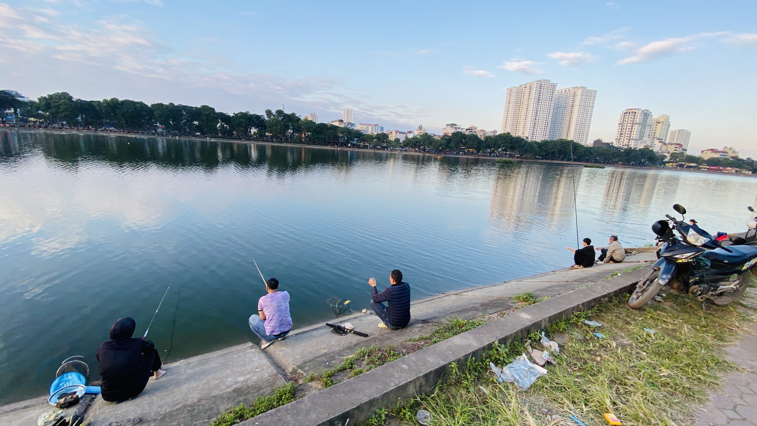 Hồ Linh Đàm ngập ngụa rác, công nhân căng mình dọn dẹp- Ảnh 1. Hồ Linh Đàm ngập ngụa rác, công nhân căng mình dọn dẹp- Ảnh 1.