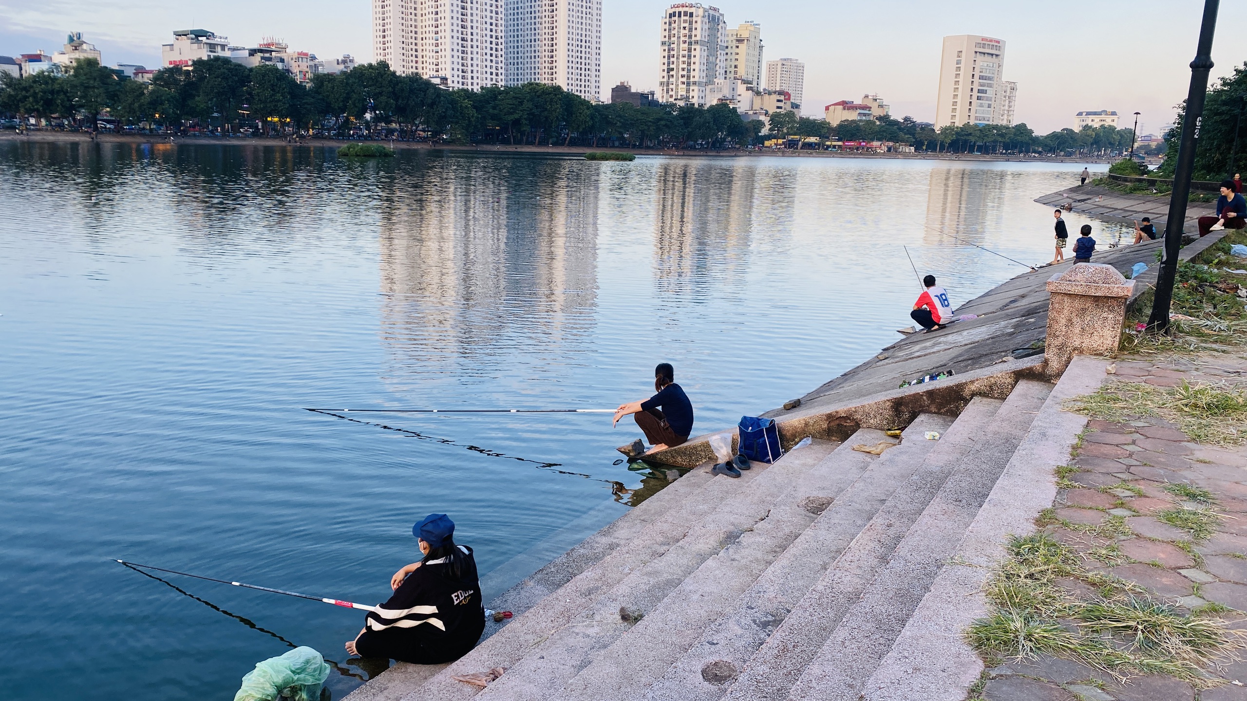 Hồ Linh Đàm ngập ngụa rác, công nhân căng mình dọn dẹp- Ảnh 2. Hồ Linh Đàm ngập ngụa rác, công nhân căng mình dọn dẹp- Ảnh 2.