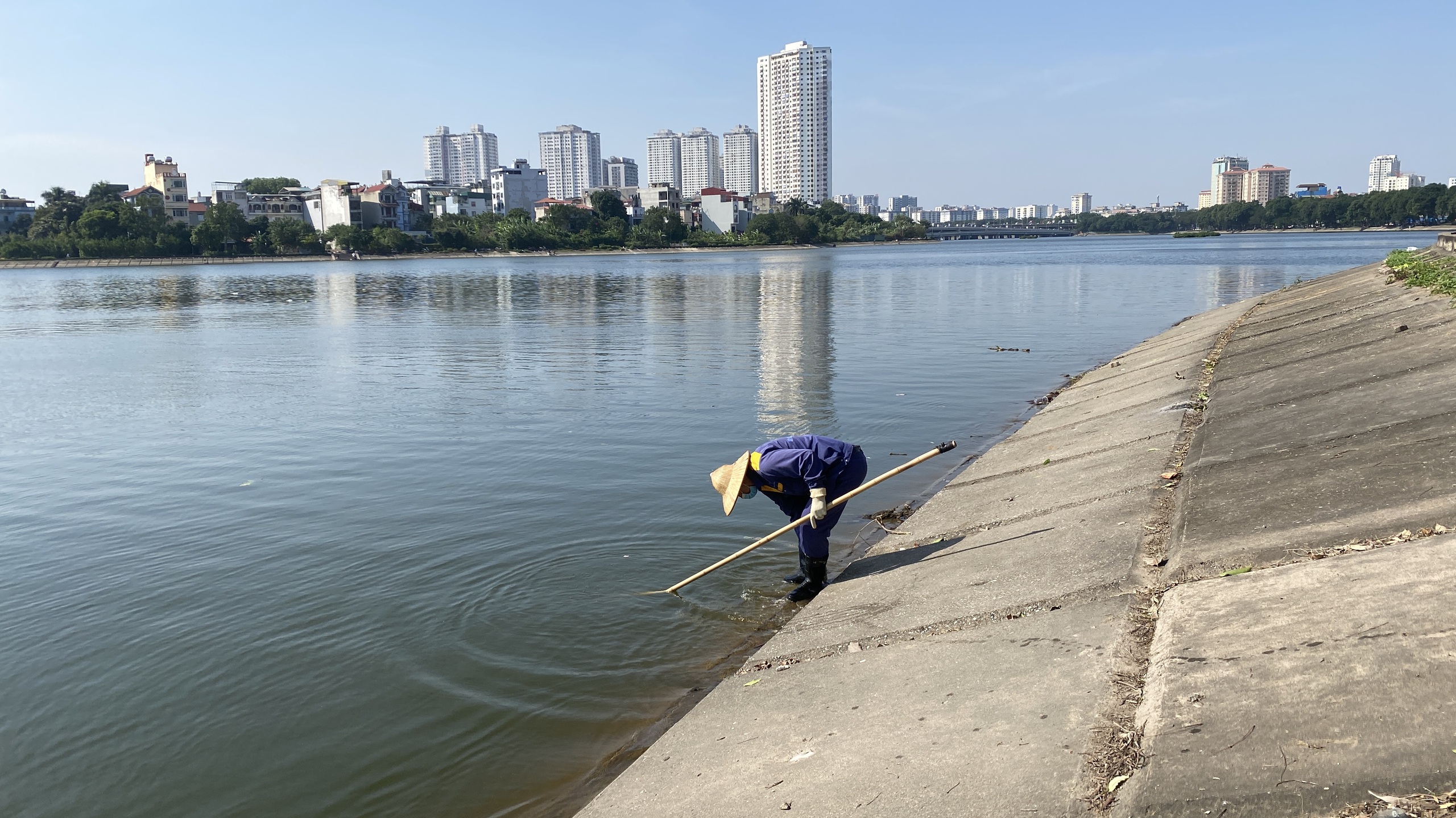 Hồ Linh Đàm ngập ngụa rác, công nhân căng mình dọn dẹp- Ảnh 22. Hồ Linh Đàm ngập ngụa rác, công nhân căng mình dọn dẹp- Ảnh 22.