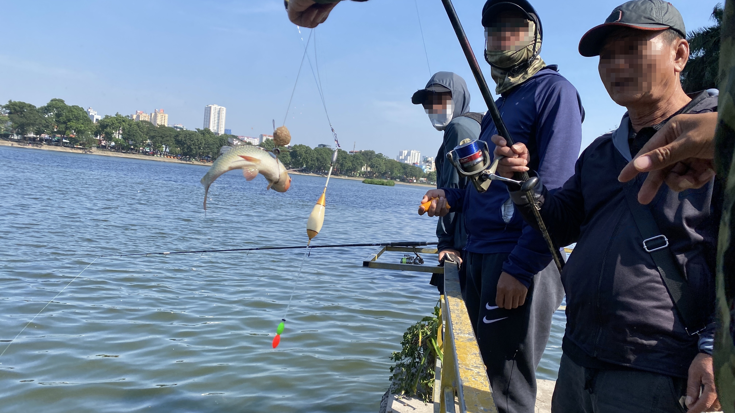 Hồ Linh Đàm ngập ngụa rác, công nhân căng mình dọn dẹp- Ảnh 24. Hồ Linh Đàm ngập ngụa rác, công nhân căng mình dọn dẹp- Ảnh 24.