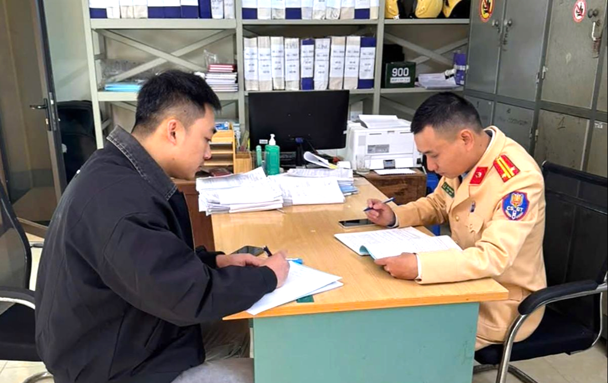 Tuyên Quang: Xử phạt tài xế lùi ô tô trên dốc Thẩm Mã 2,5 triệu đồng- Ảnh 1.