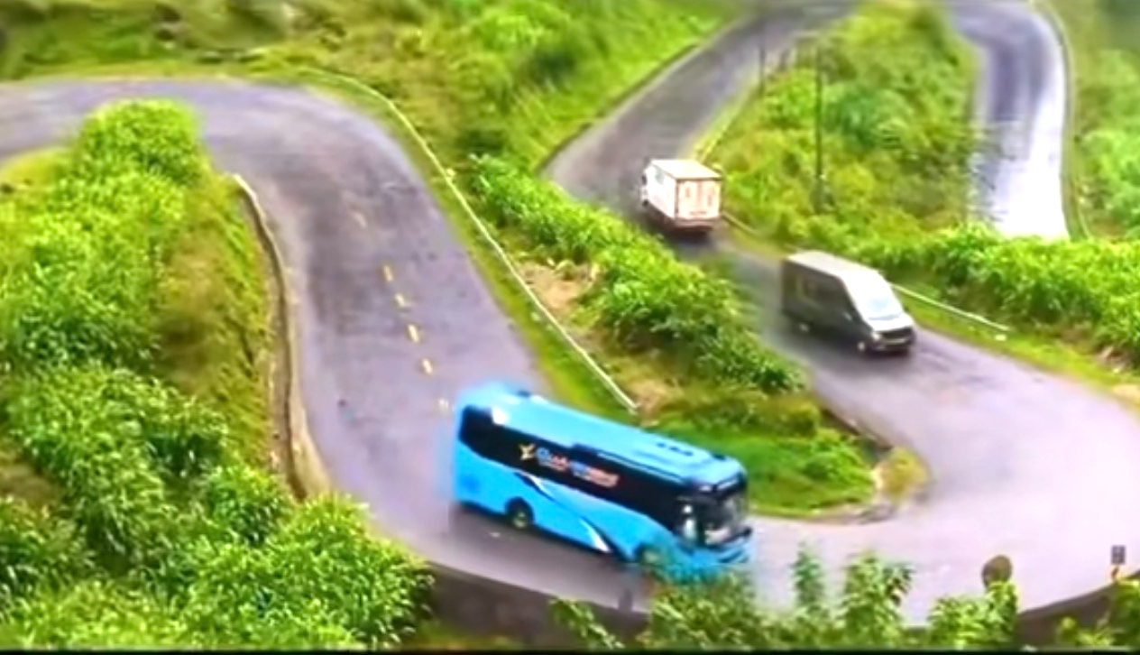 Tuyên Quang: Xử phạt tài xế lùi ô tô trên dốc Thẩm Mã 2,5 triệu đồng- Ảnh 2.