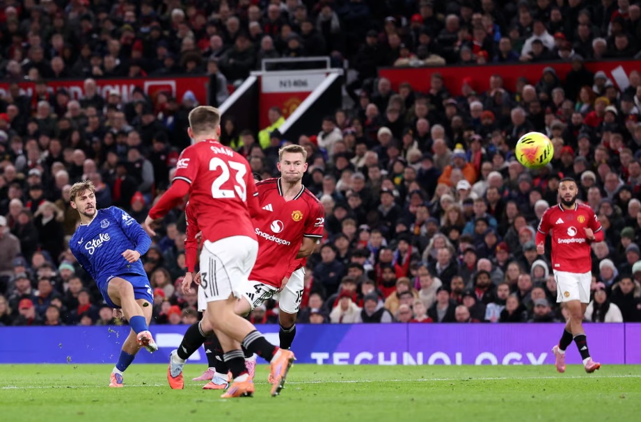 Thi đấu hơn người, MU vẫn thua sốc Everton- Ảnh 2. Thi đấu hơn người, MU vẫn thua sốc Everton- Ảnh 2.