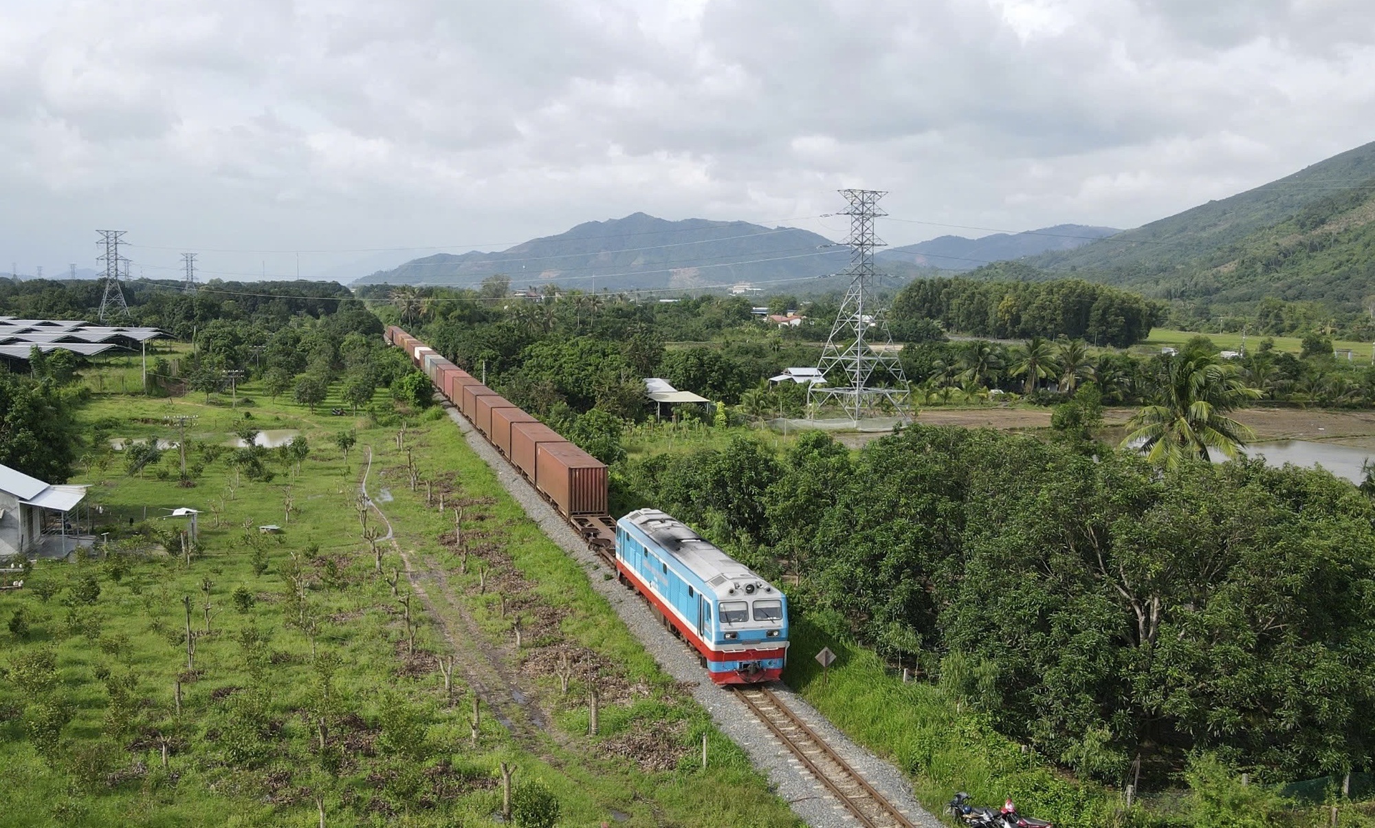 Thứ trưởng Nguyễn Danh Huy kiểm tra các điểm hư hỏng trên đường sắt Bắc - Nam do mưa lũ- Ảnh 2.