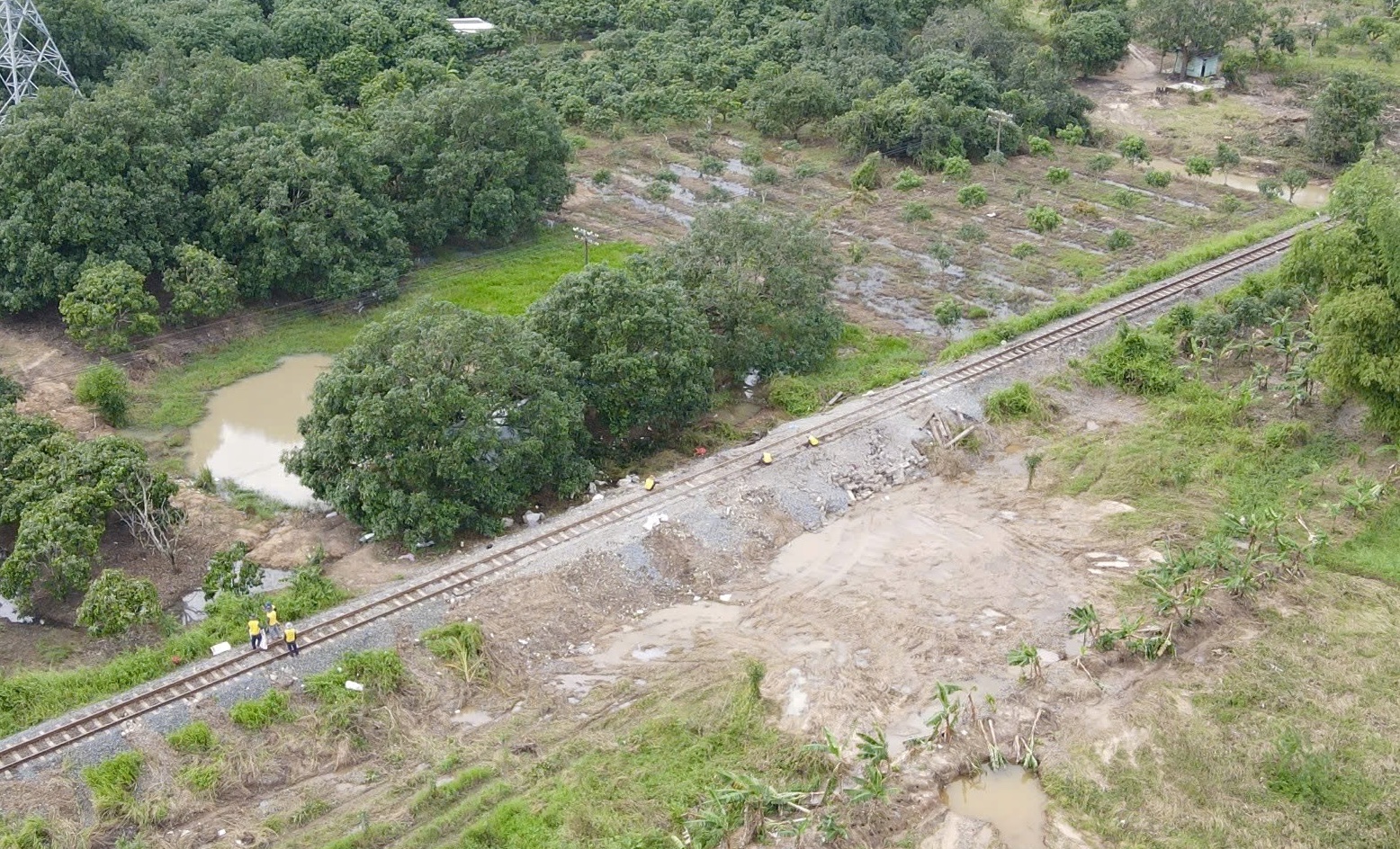 Thứ trưởng Nguyễn Danh Huy kiểm tra các điểm hư hỏng trên đường sắt Bắc - Nam do mưa lũ- Ảnh 3.