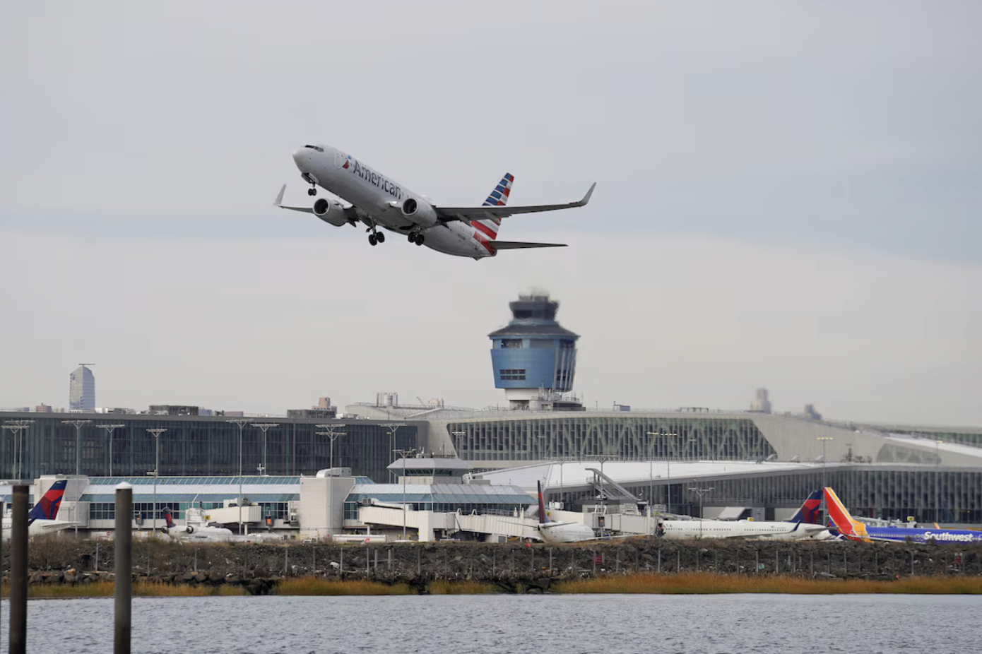 Nghị sĩ Mỹ lo FAA chậm giải ngân khiến tình trạng thiếu hụt thợ máy hàng không trầm trọng- Ảnh 1.