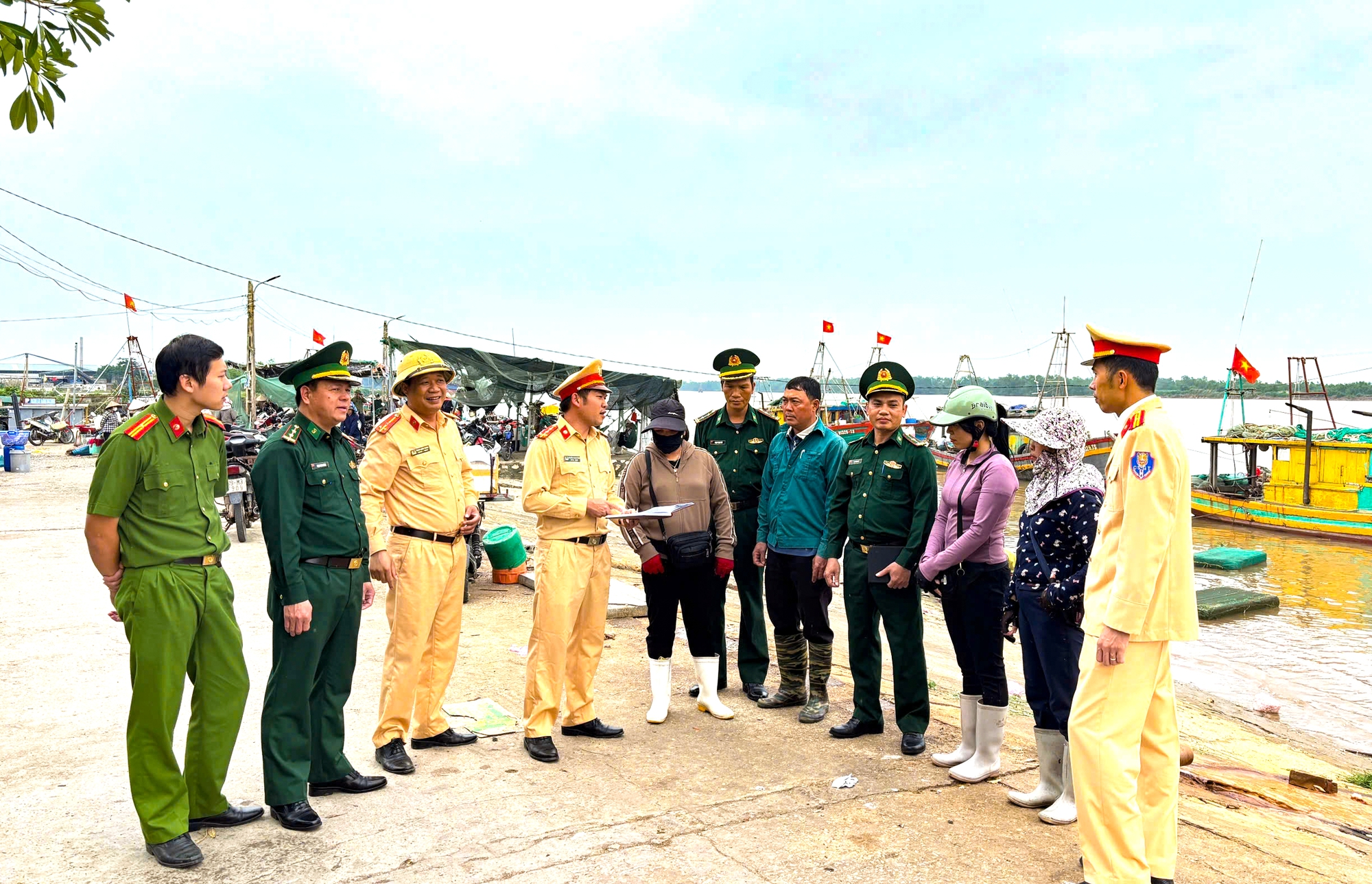 CSGT Hưng Yên xử phạt 24 trường hợp vi phạm giao thông đường thủy- Ảnh 2. CSGT Hưng Yên xử phạt 24 trường hợp vi phạm giao thông đường thủy- Ảnh 2.