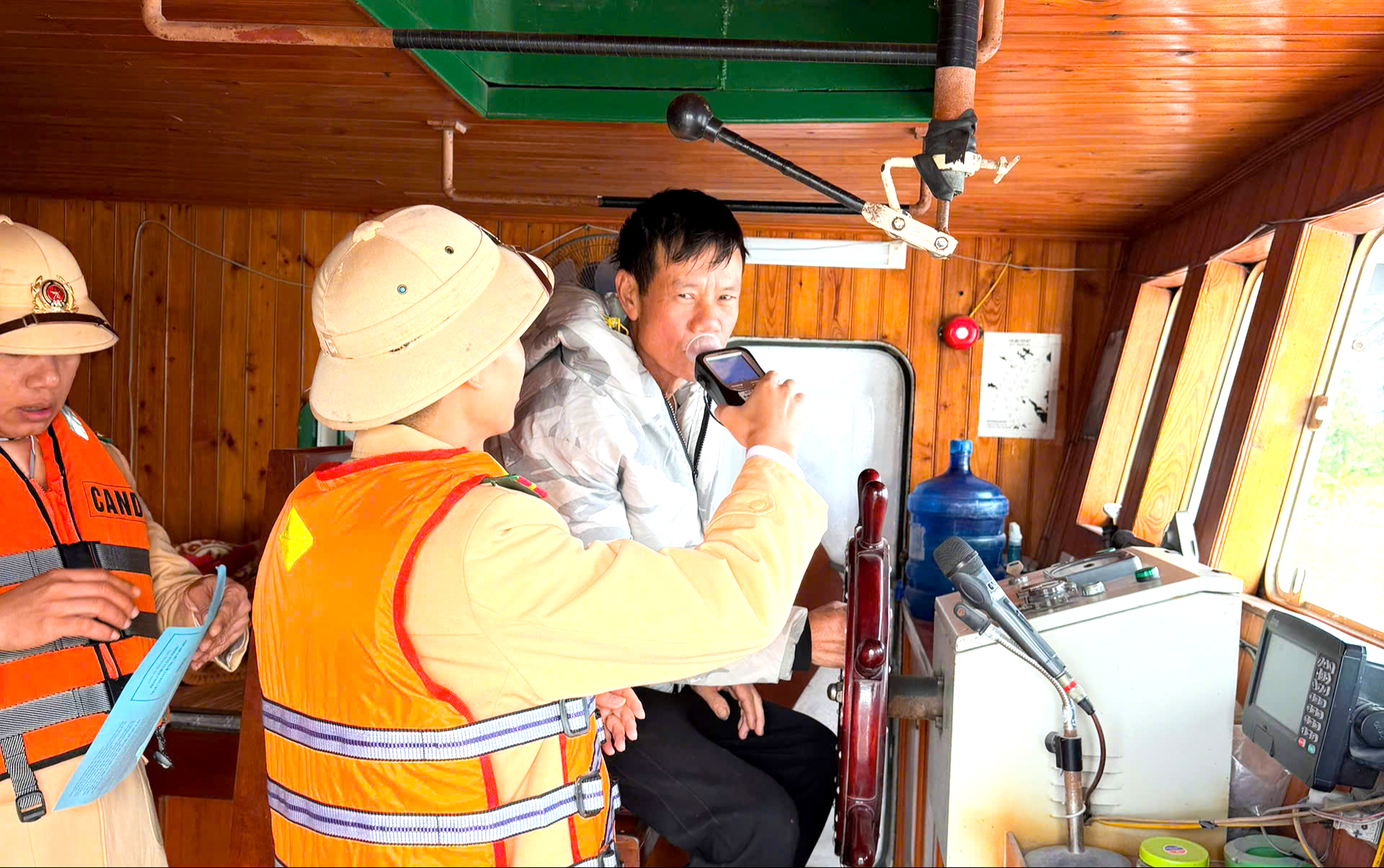 CSGT Hưng Yên xử phạt 24 trường hợp vi phạm giao thông đường thủy- Ảnh 1. CSGT Hưng Yên xử phạt 24 trường hợp vi phạm giao thông đường thủy- Ảnh 1.