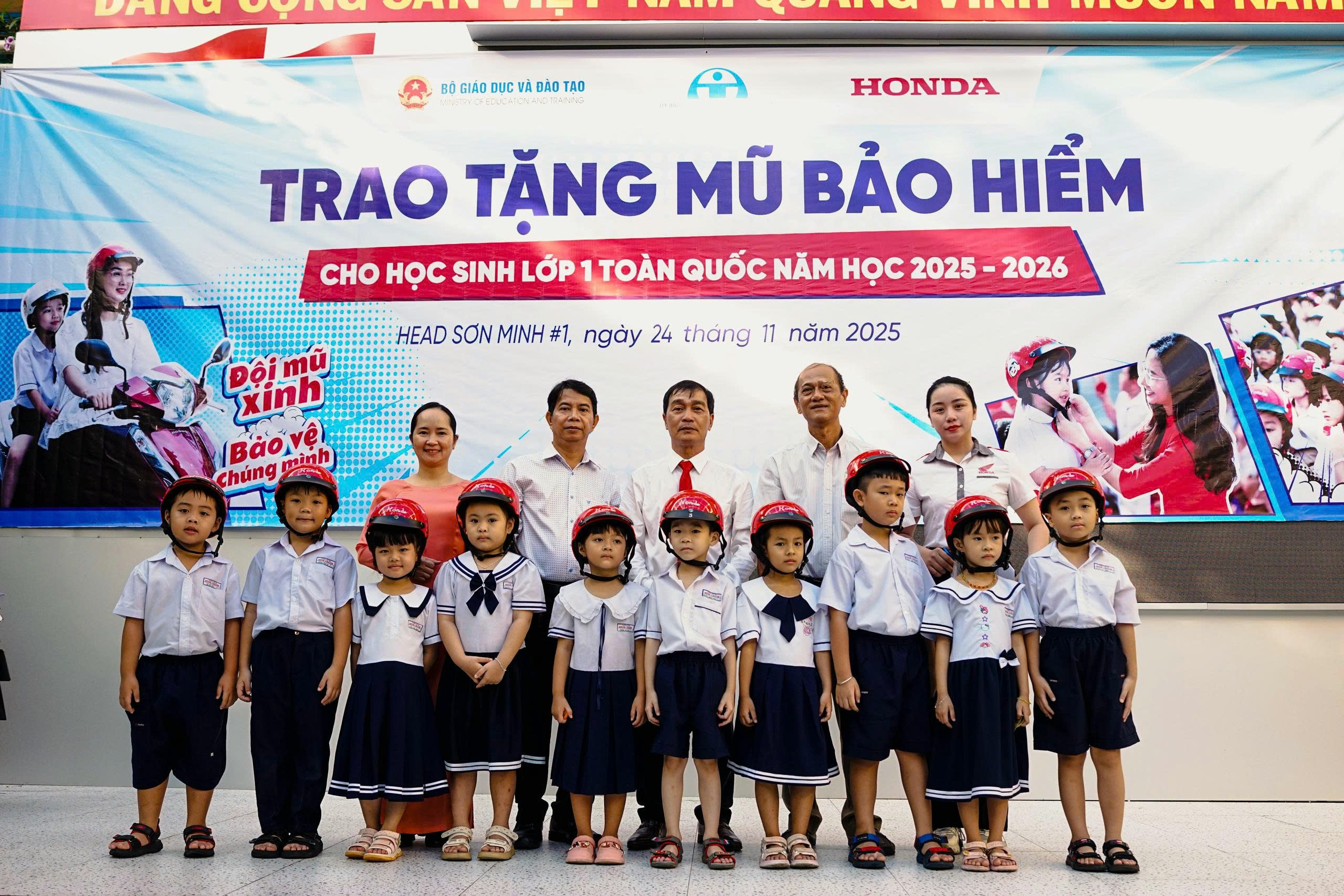 Honda Sơn Minh trao mũ bảo hiểm cho hàng nghìn học sinh tiểu học ở Bình Chánh, TP.HCM- Ảnh 1.