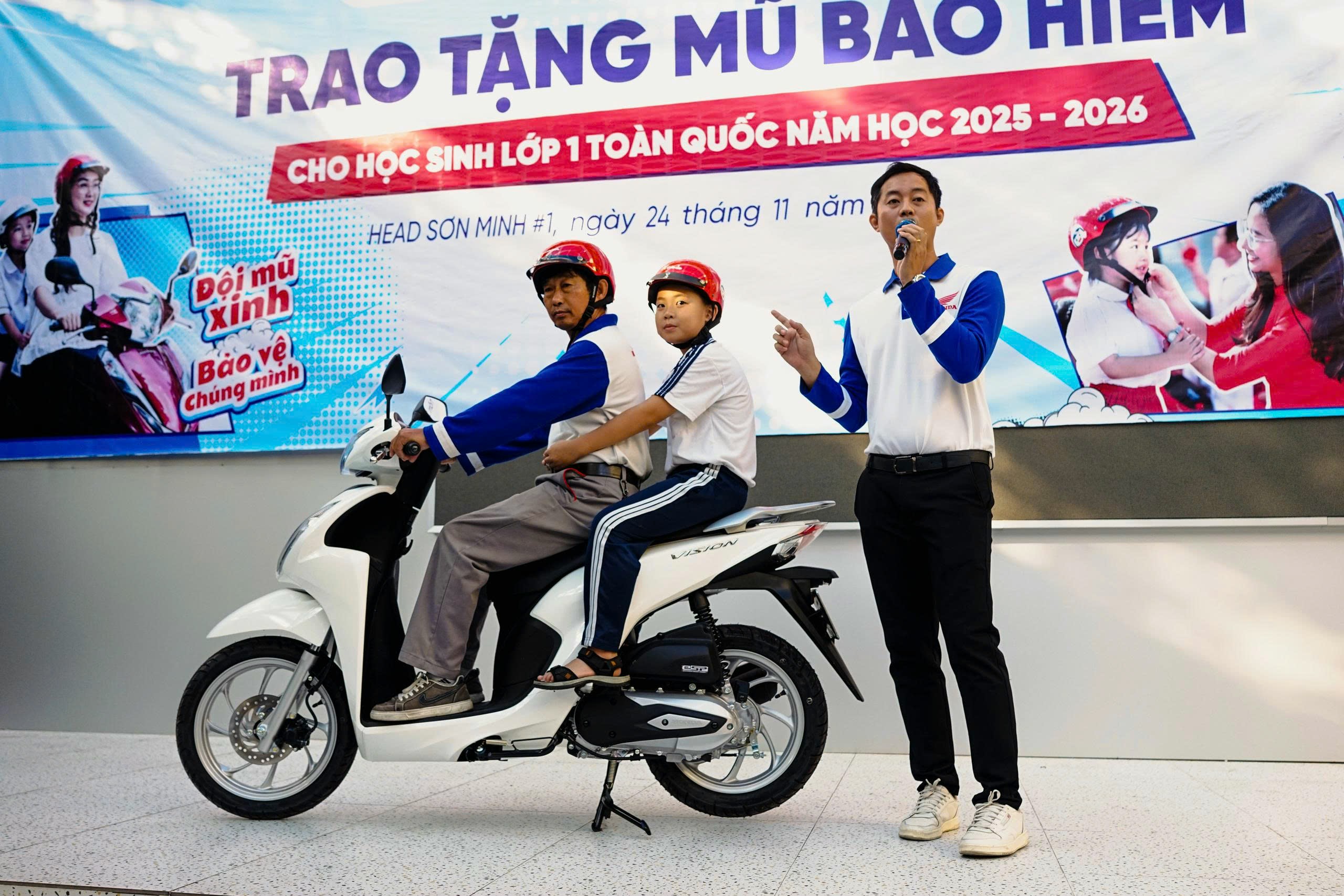 Honda Sơn Minh trao mũ bảo hiểm cho hàng nghìn học sinh tiểu học ở Bình Chánh, TP.HCM- Ảnh 2.