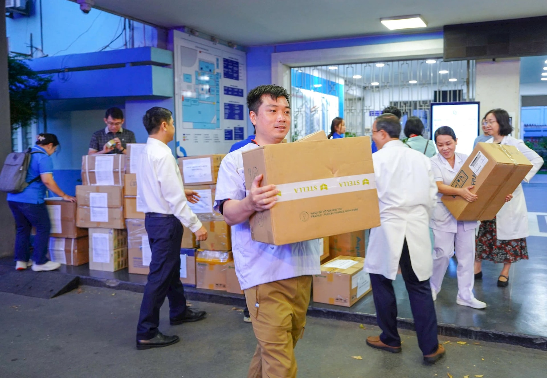 Gần 100 y bác sĩ TP.HCM lên đường, chung tay chăm sóc sức khỏe đồng bào vùng lũ- Ảnh 3.