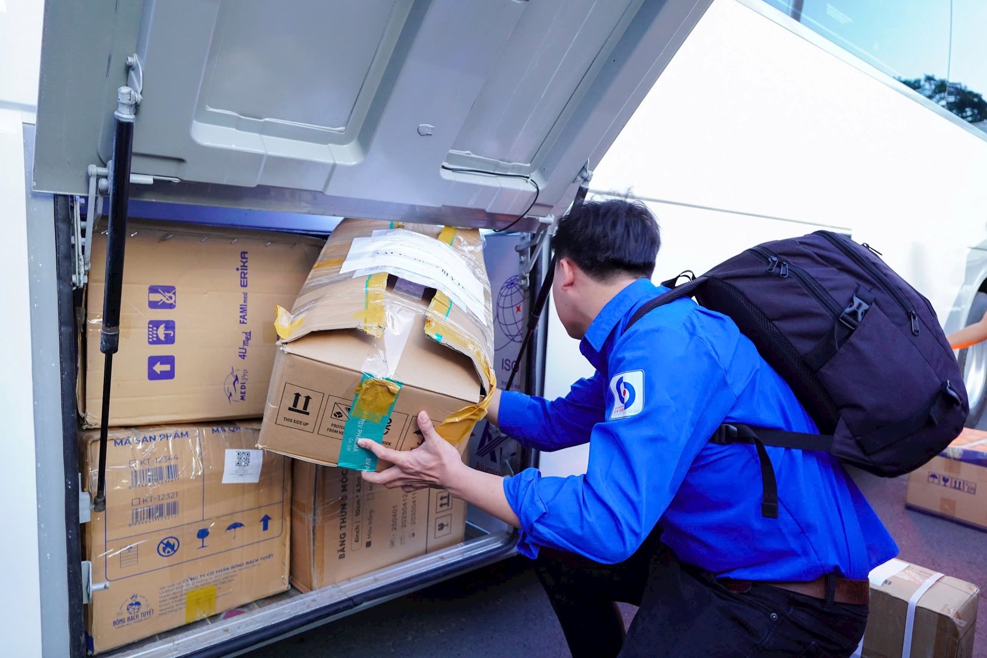 Gần 100 y bác sĩ TP.HCM lên đường, chung tay chăm sóc sức khỏe đồng bào vùng lũ- Ảnh 2.