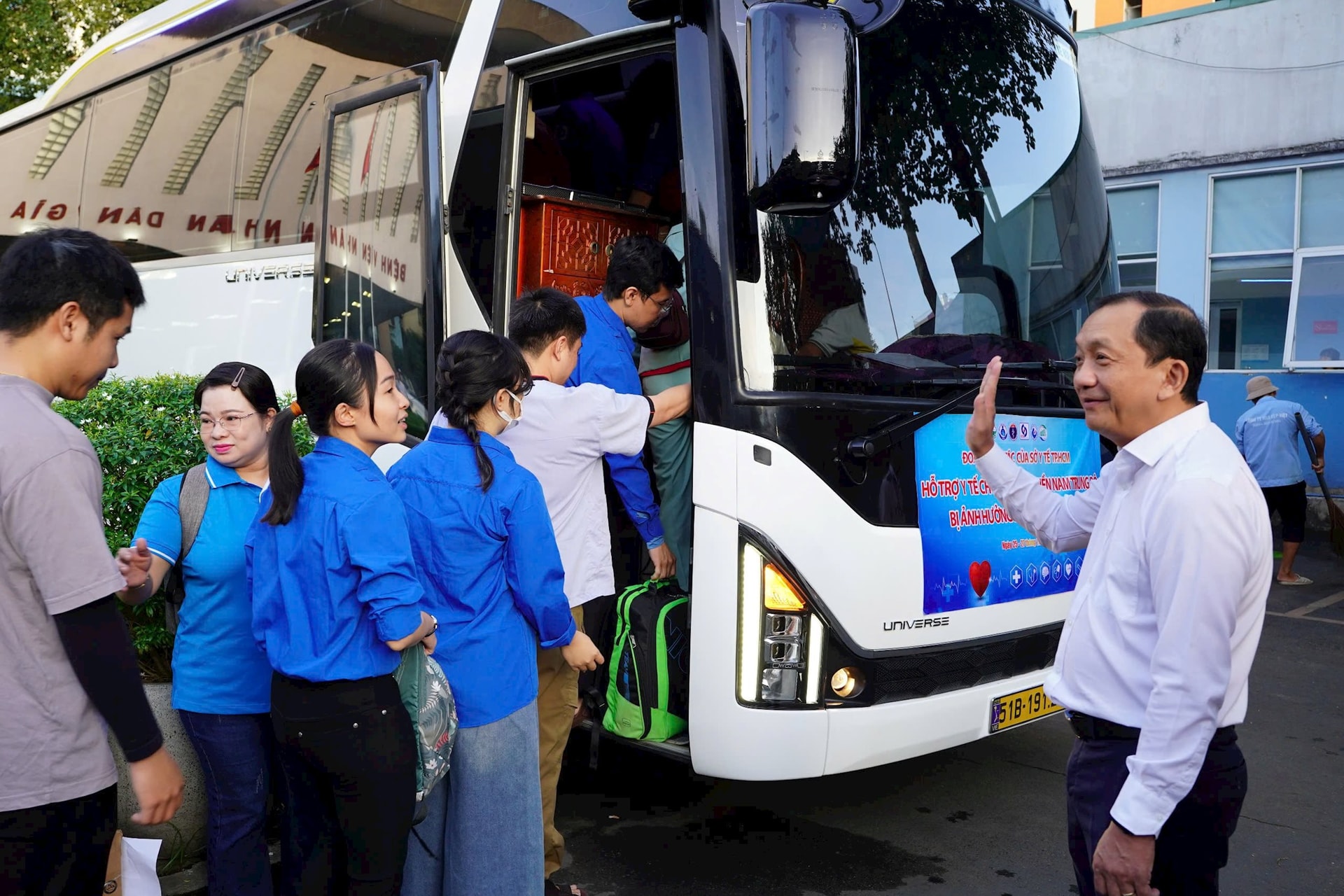 Gần 100 y bác sĩ TP.HCM lên đường, chung tay chăm sóc sức khỏe đồng bào vùng lũ- Ảnh 4.