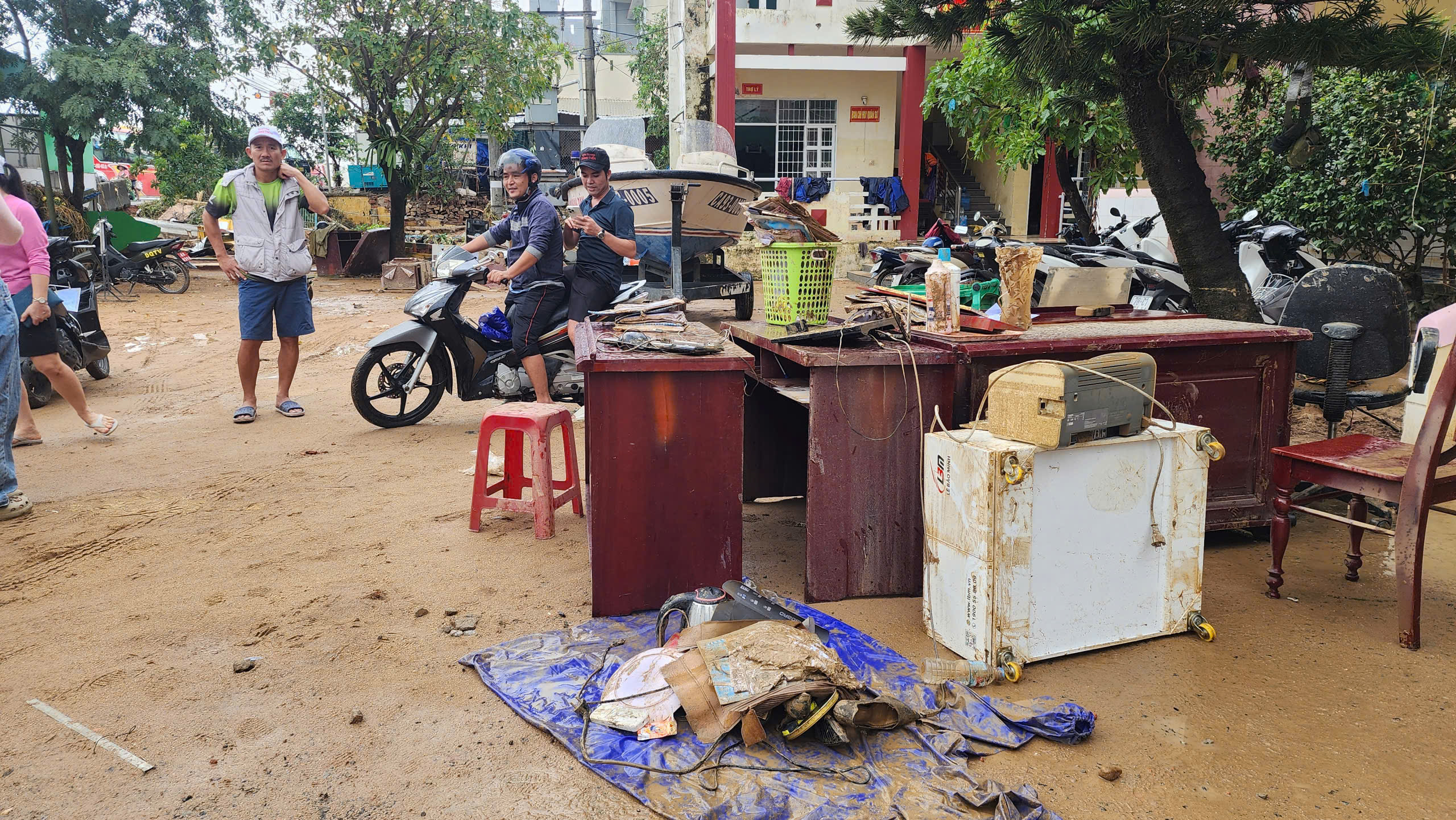 Báo Người Lao Động phát động chương trình “Triệu tập vở cho học sinh vùng bị thiên tai"- Ảnh 6.
