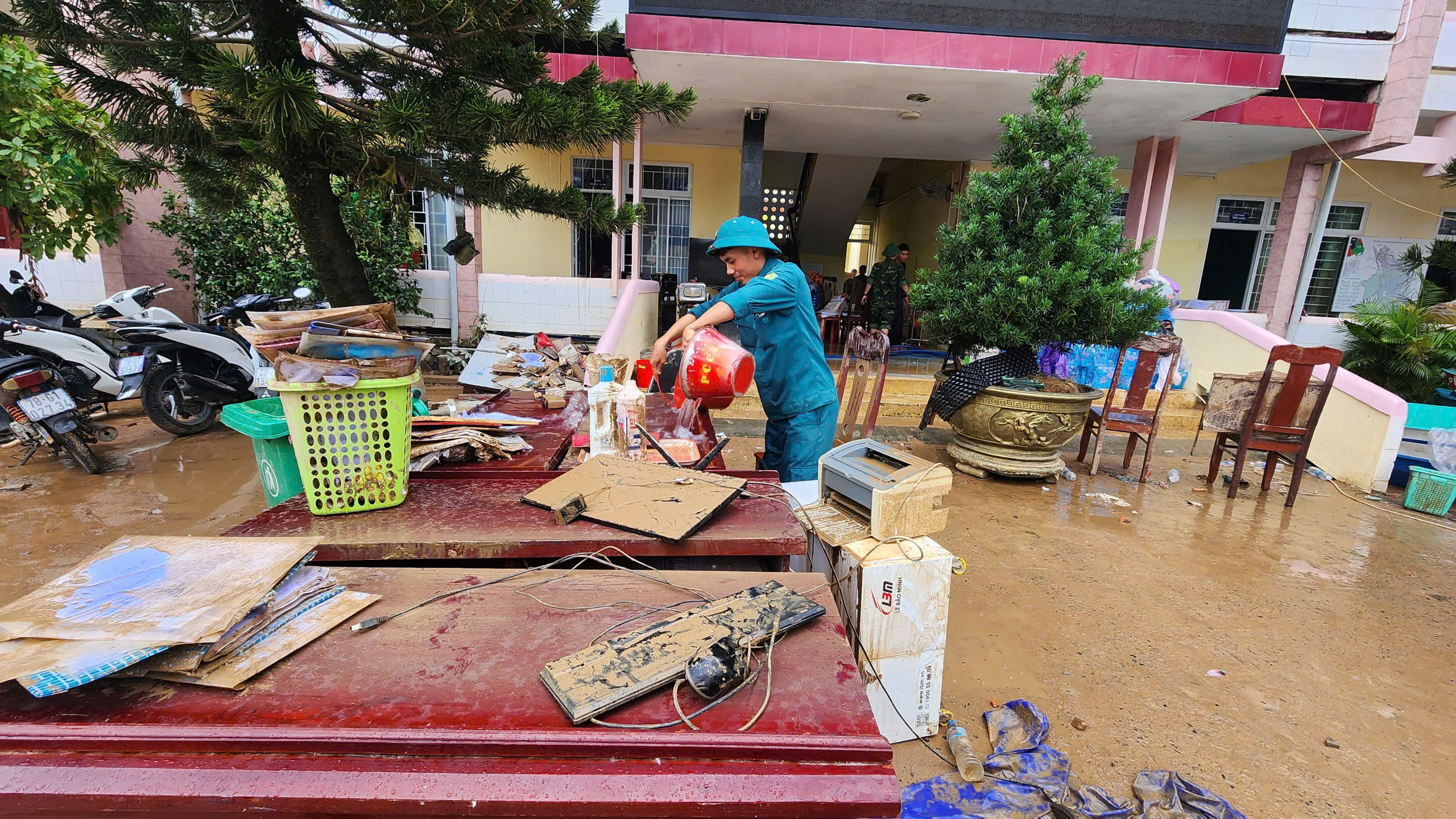 Báo Người Lao Động phát động chương trình “Triệu tập vở cho học sinh vùng bị thiên tai"- Ảnh 3.