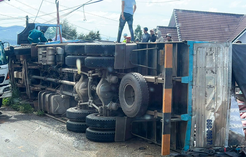 Hiện trường vụ lật xe tải tại khu vực đầu đèo Phú Sơn - Ảnh: Thụy Trang.